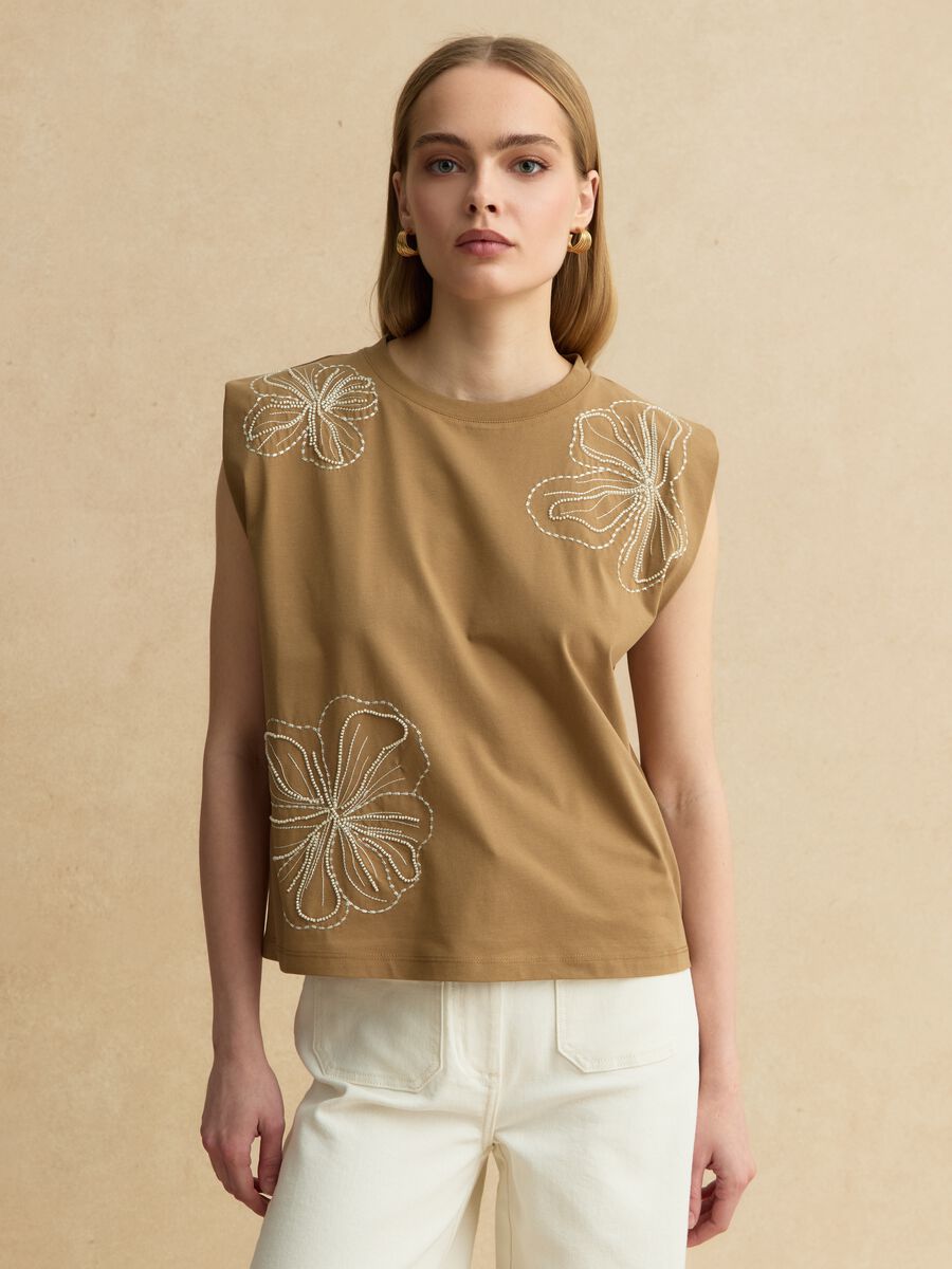 T-shirt senza maniche in misto cotone marrone regular fit con ricami_0