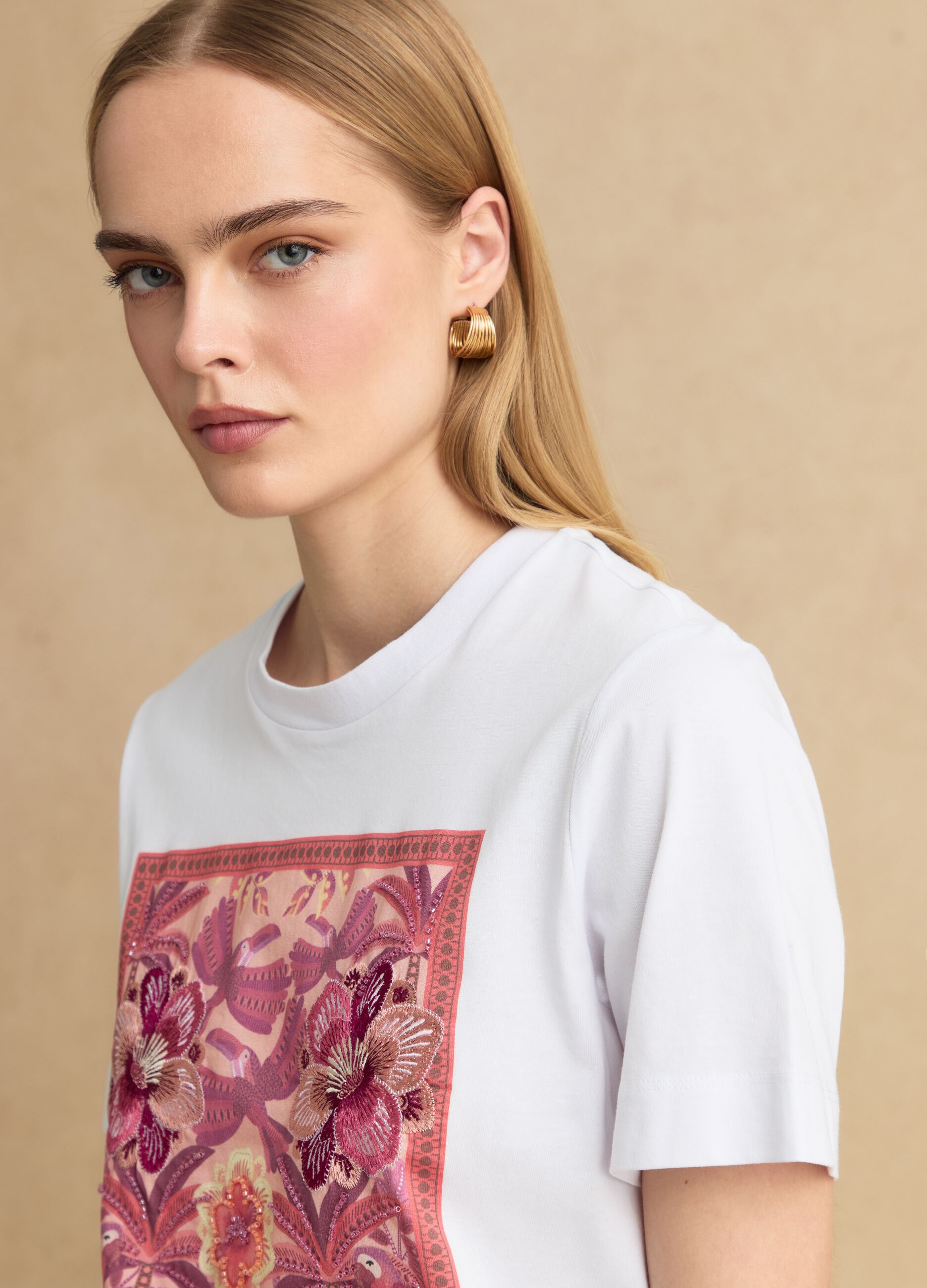 T-shirt bianca in puro cotone con stampa ricamata floreale