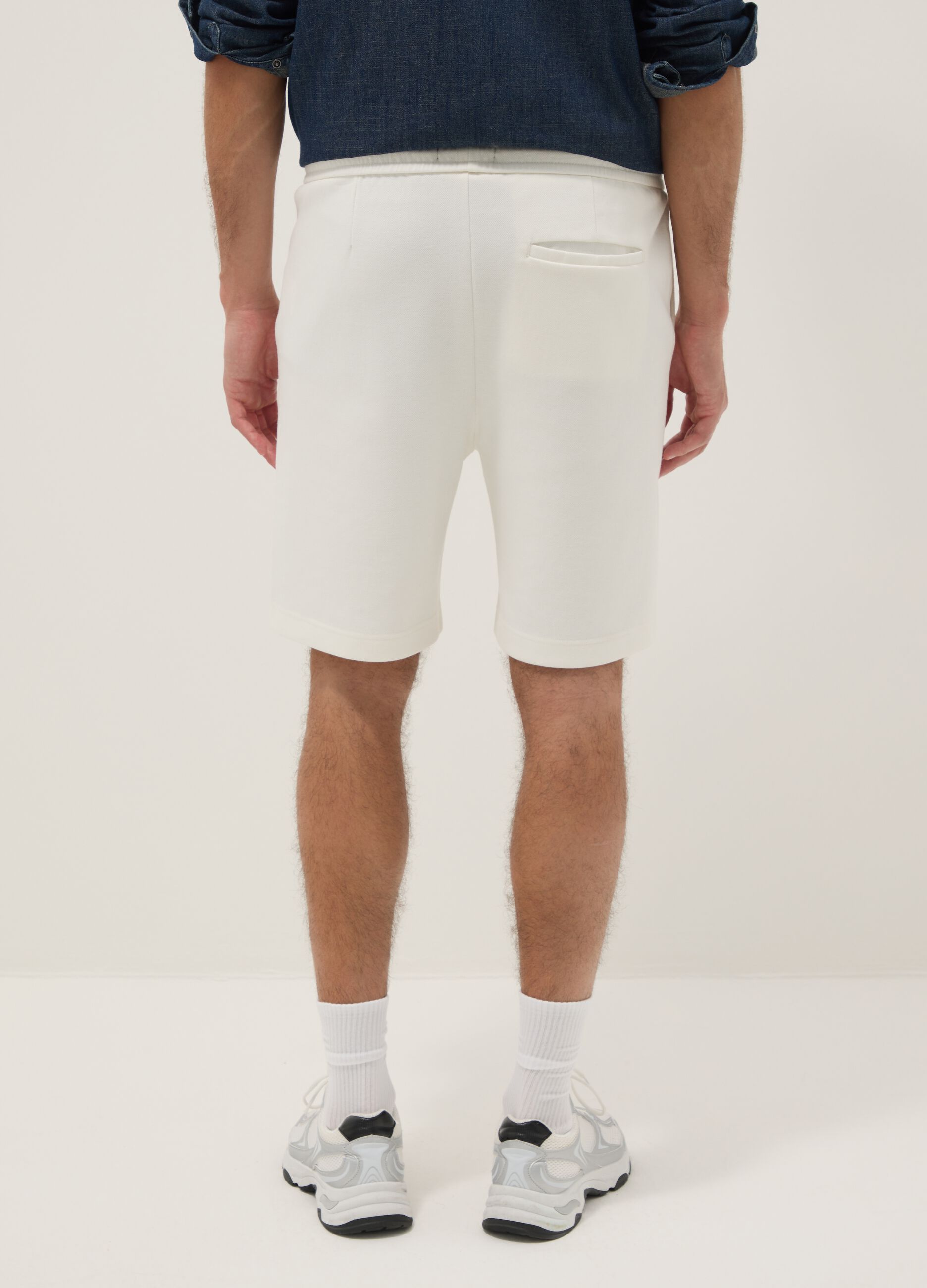 White pure cotton shorts with elasticated waist, regular fit
