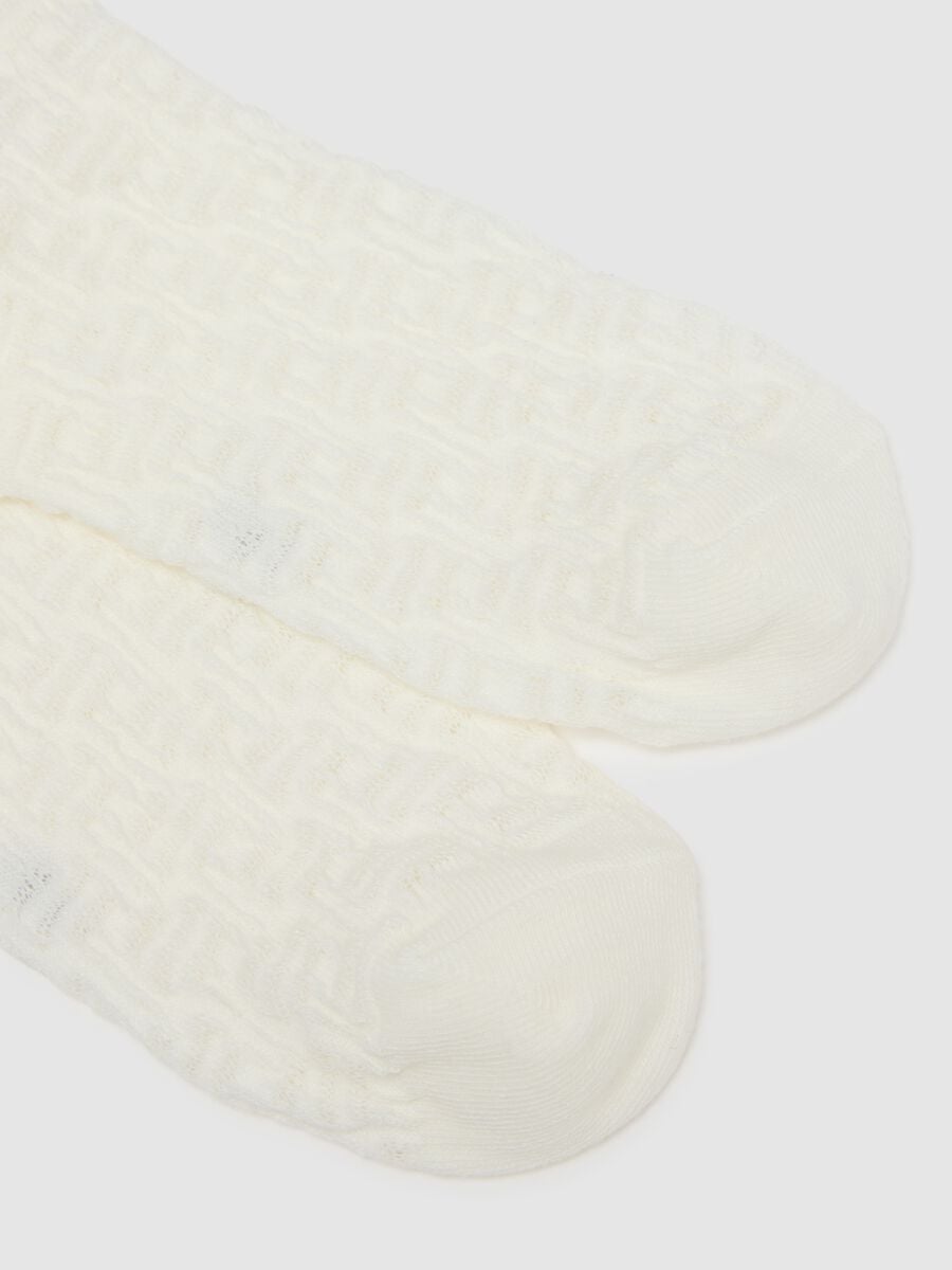 Girls' white cotton blend ankle socks with knit pattern_2