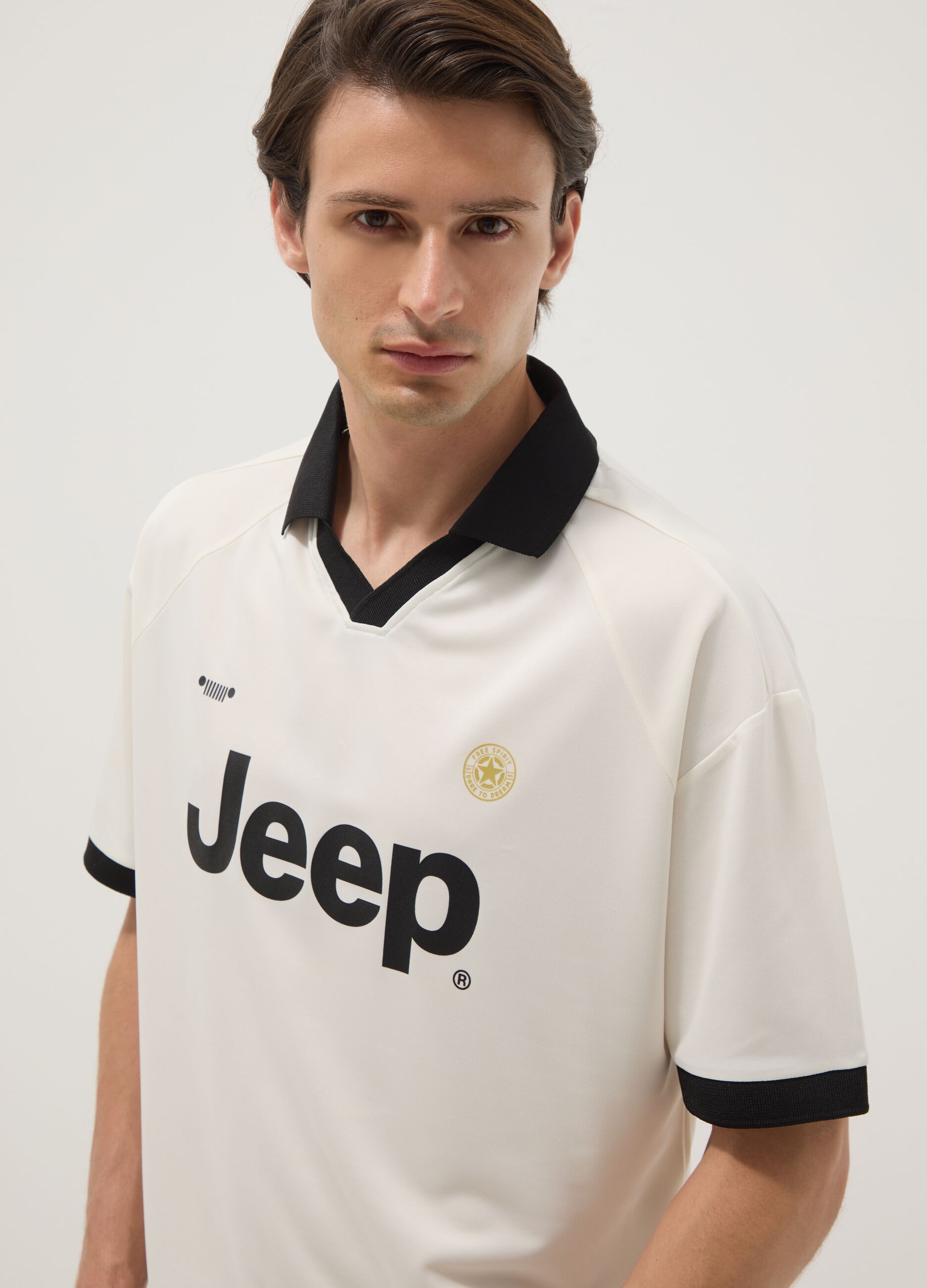 White regular-fit T-shirt with contrast collar and Jeep logo