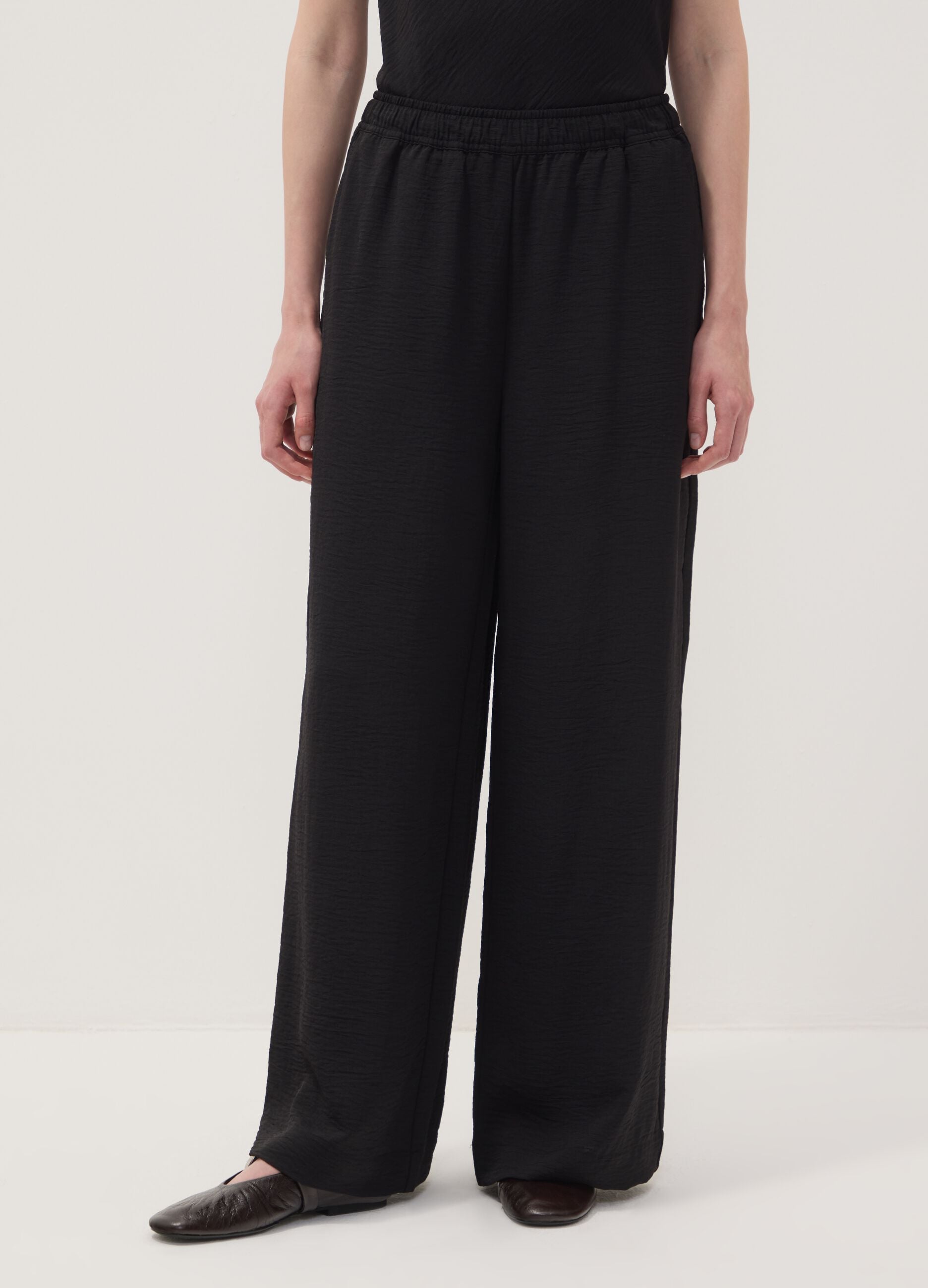 Pantaloni neri wide leg con vita elasticizzata