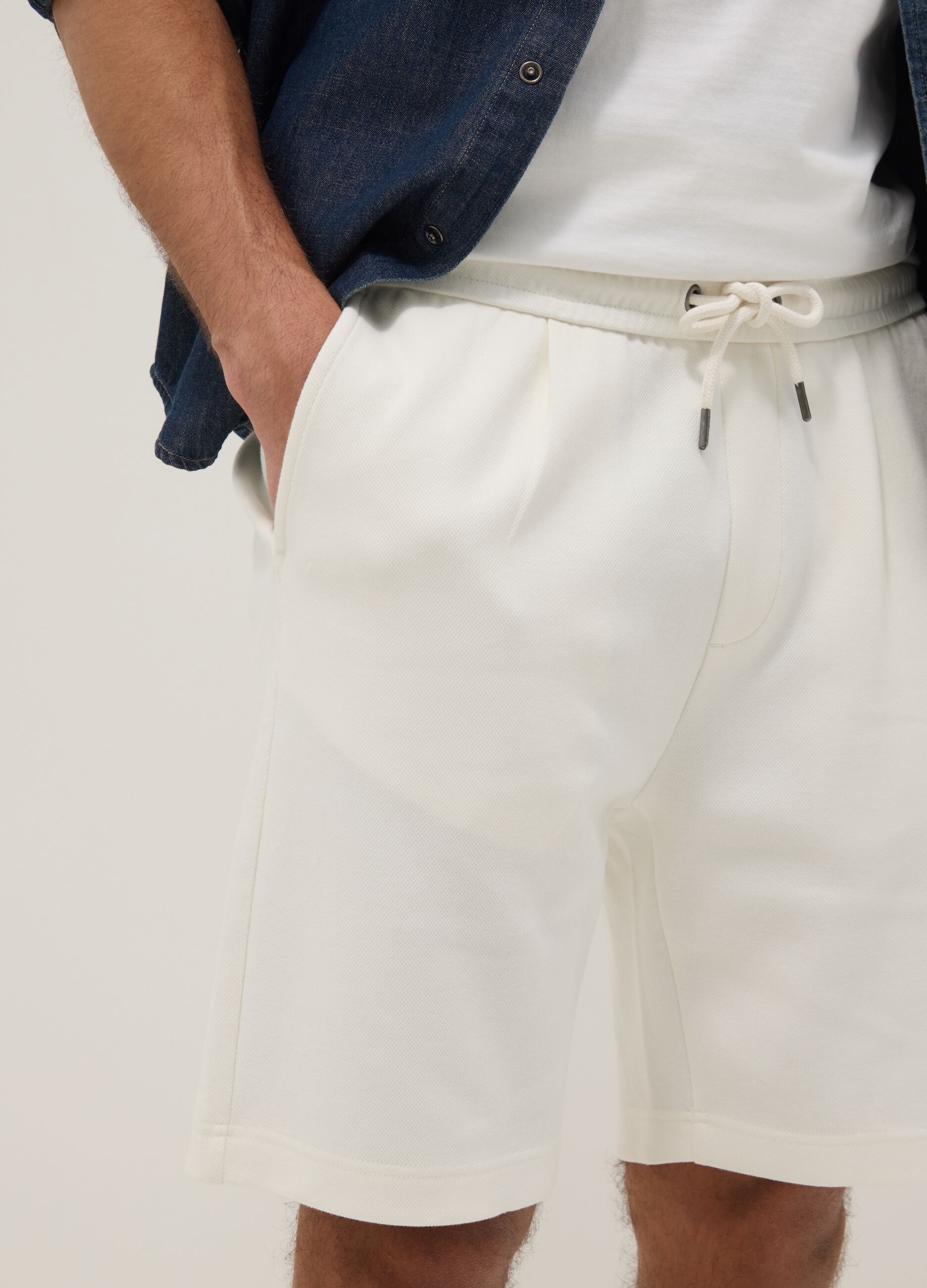 White pure cotton shorts with elasticated waist, regular fit