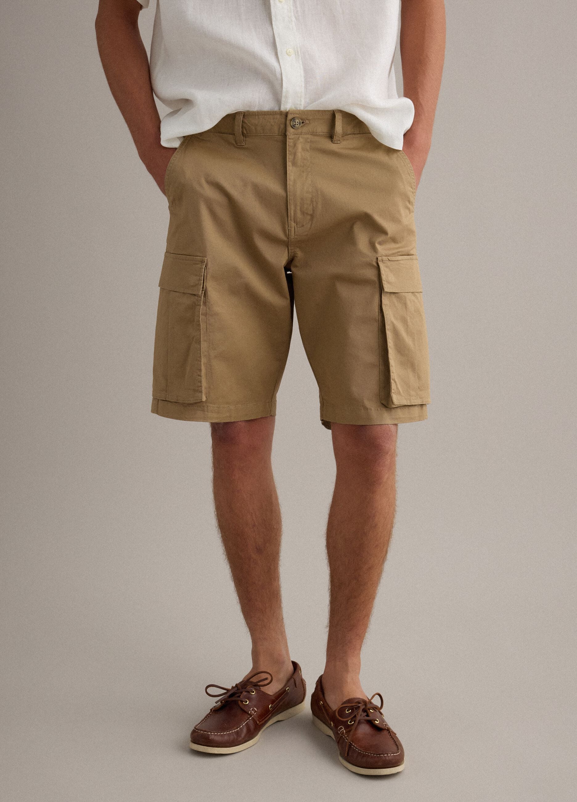 Beige stretch cotton cargo shorts, regular fit