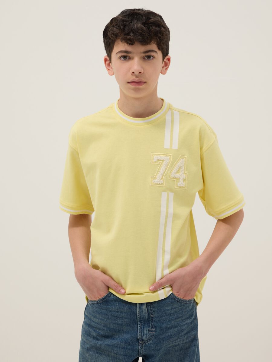 T-shirt in puro cotone gialla da ragazzo relaxed fit con numero_0