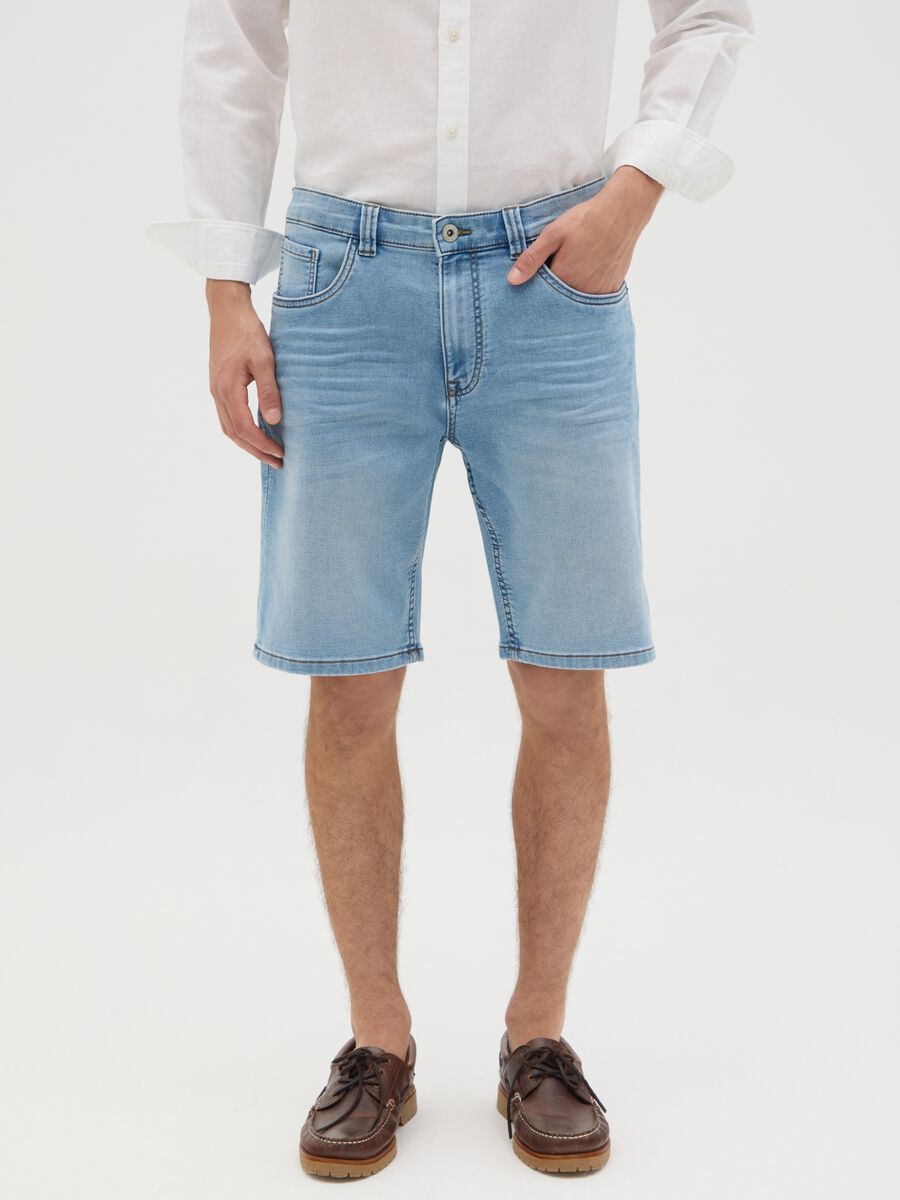 Men&rsquo;s slim-fit light blue denim Bermuda shorts_1