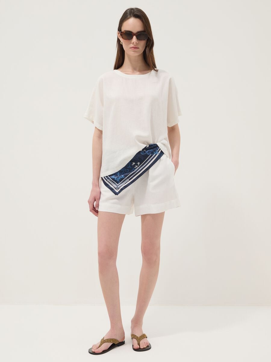 White linen-viscose blend shorts with elasticated waist, regular fit_0