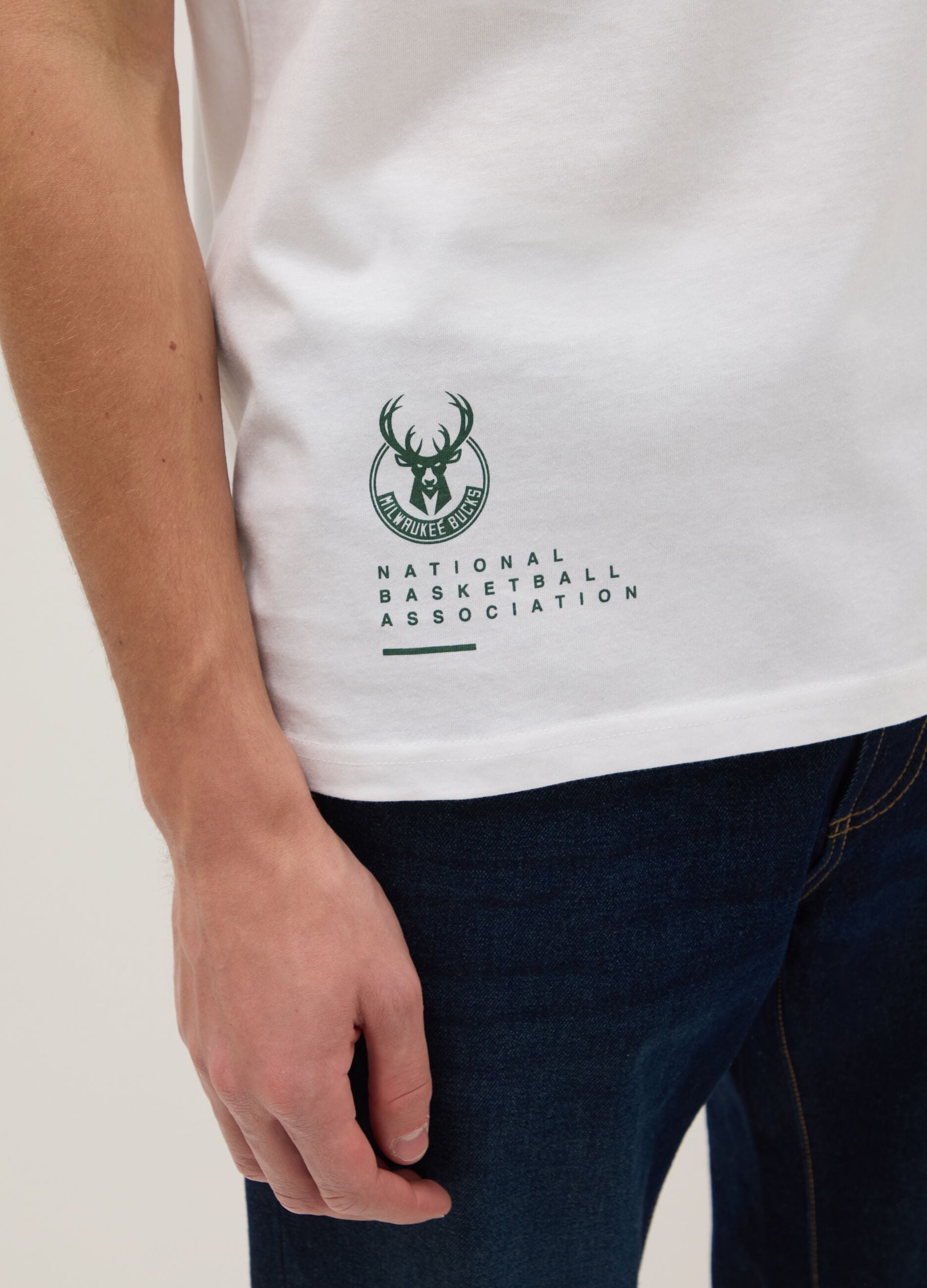 White pure cotton regular fit T-shirt with Milwaukee Bucks logo