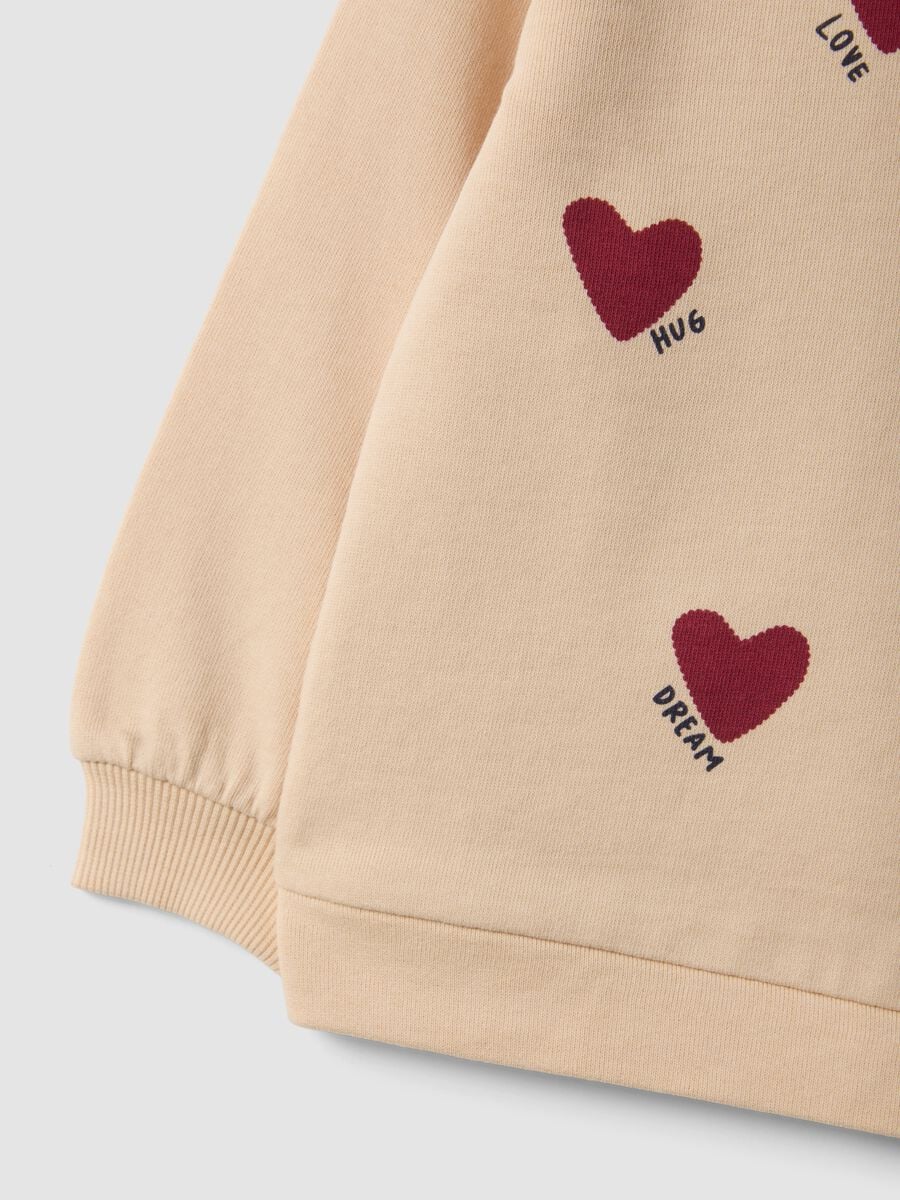 Felpa beige in puro cotone a girocollo e con stampa cuori per bimba_3