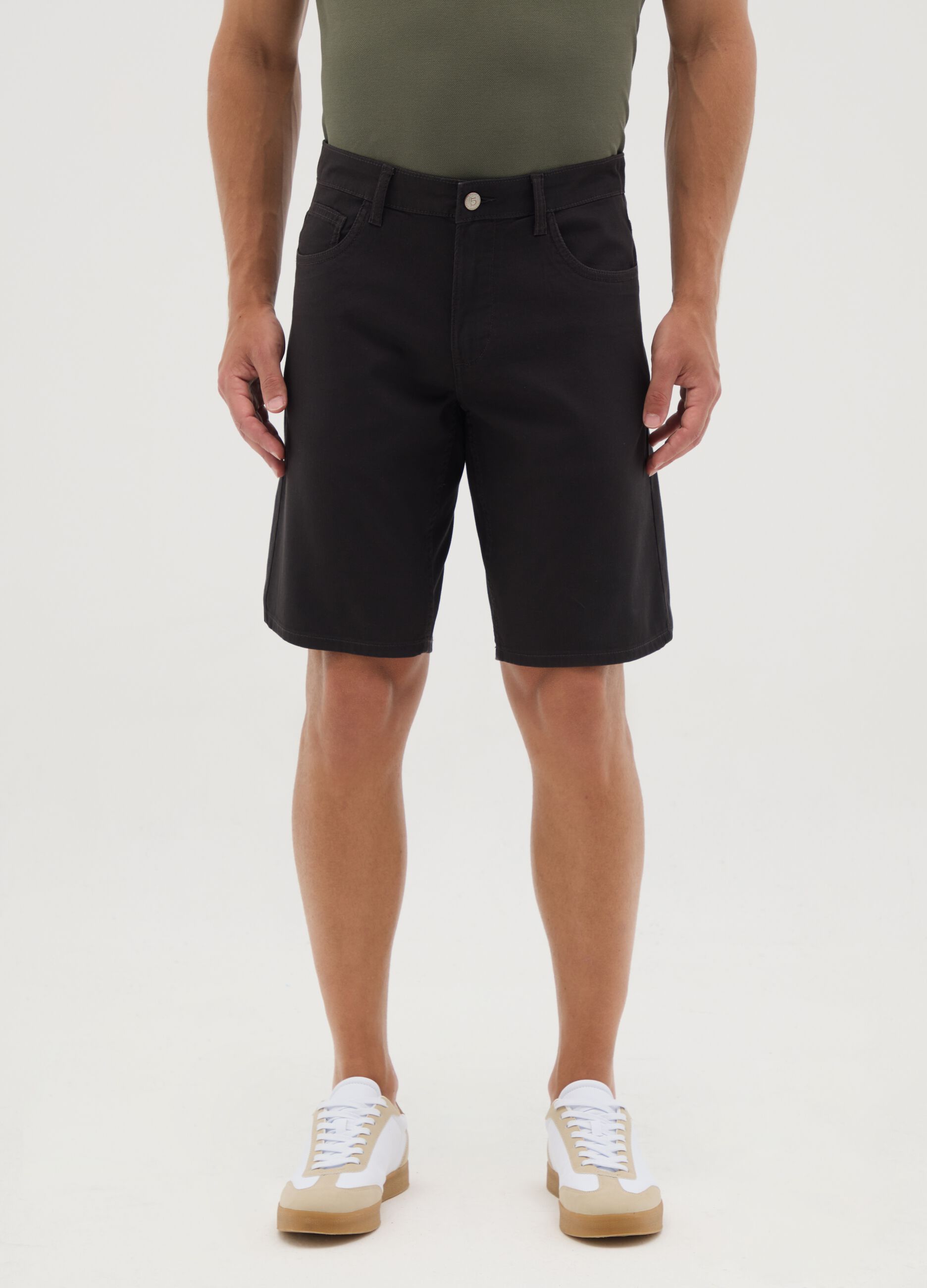 Men&rsquo;s black Bermuda shorts in stretch cotton with regular fit