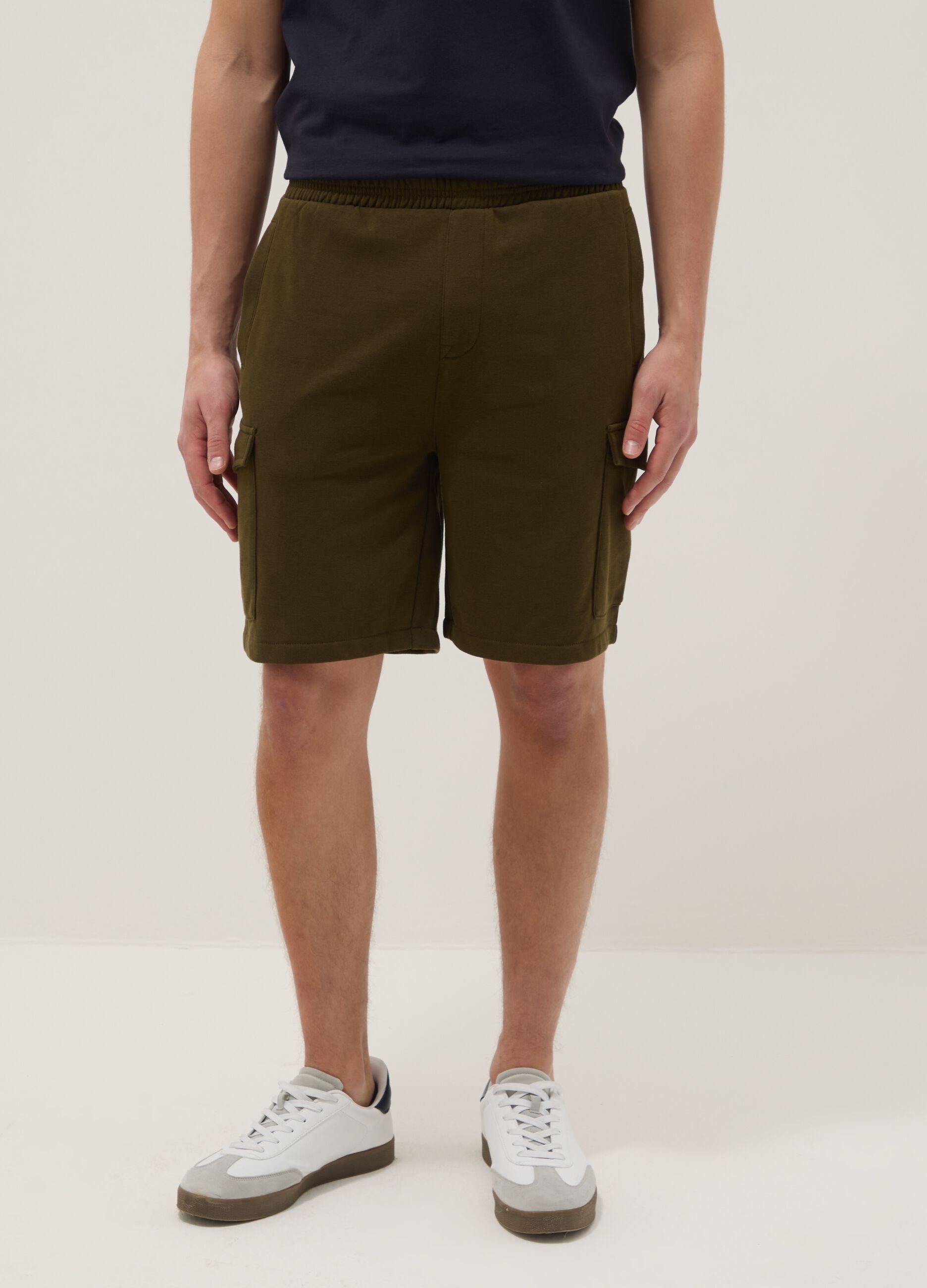 Green cotton-blend cargo shorts with pockets, relaxed fit
