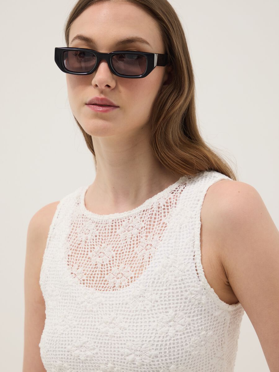 Tank top bianco in tessuto elasticizzato con lavorazione crochet_1