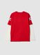 T-shirt rossa in puro cotone con girocollo e stampa college per ragazzo_2
