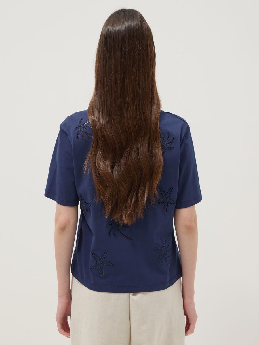 T-shirt blu in puro cotone con ricami traforati regular fit_3