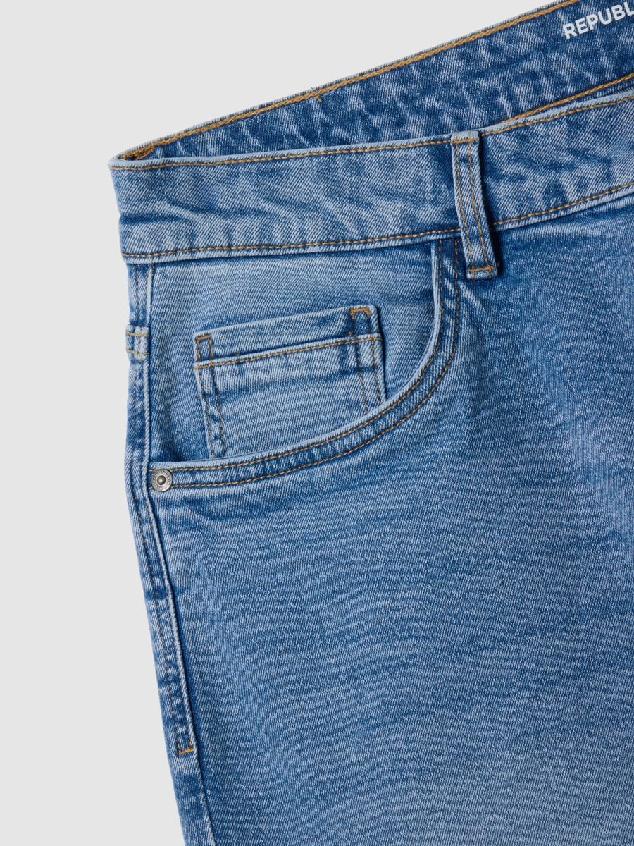 Men's light blue denim, slim fit Bermuda shorts_5