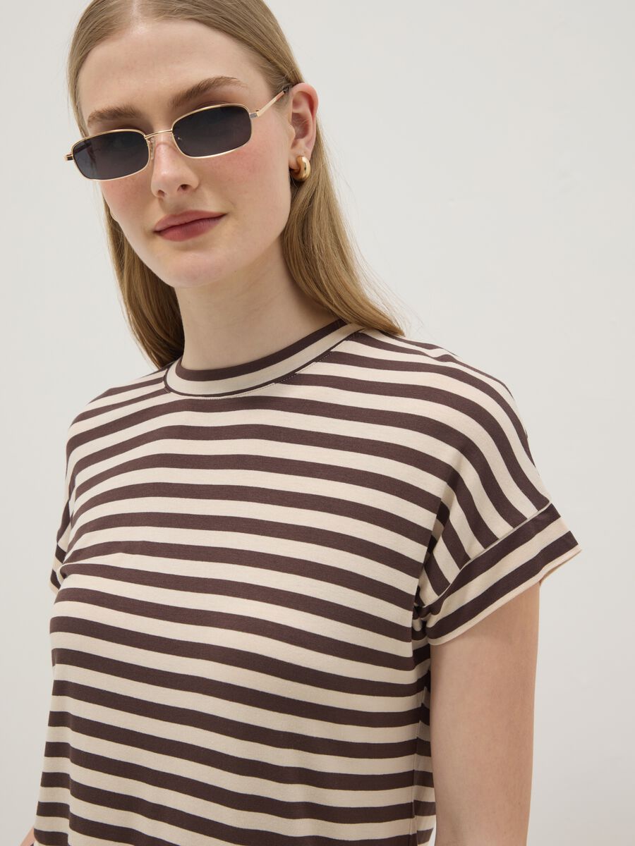 T-shirt in viscosa elasticizzata a righe multicolor regular fit_0