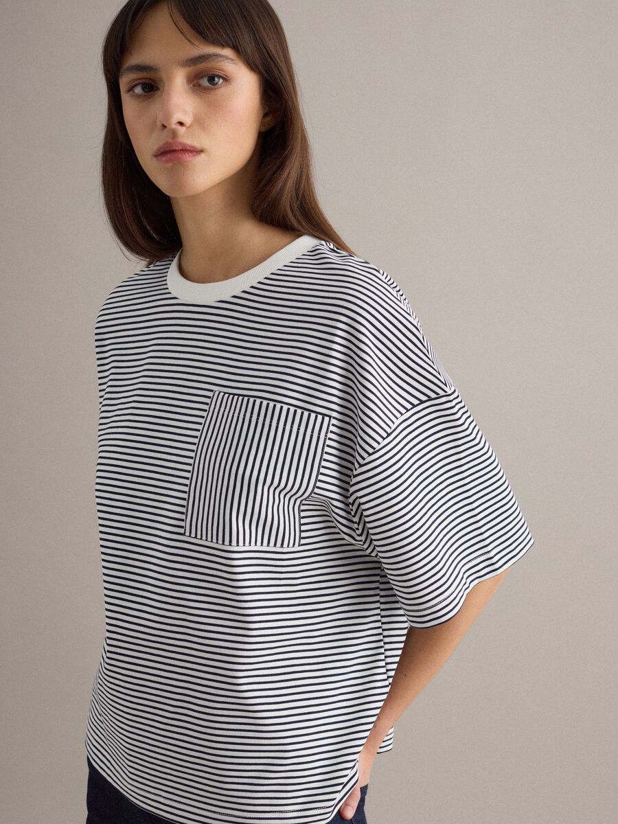 T-shirt in misto cotone a righe multicolor regular fit con tasca_1