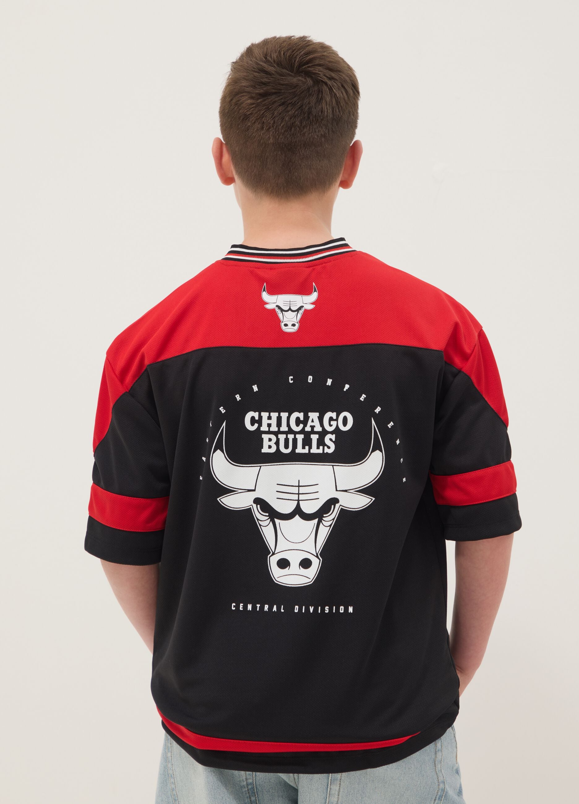 Black and red Chicago Bulls logo T-shirt for kids