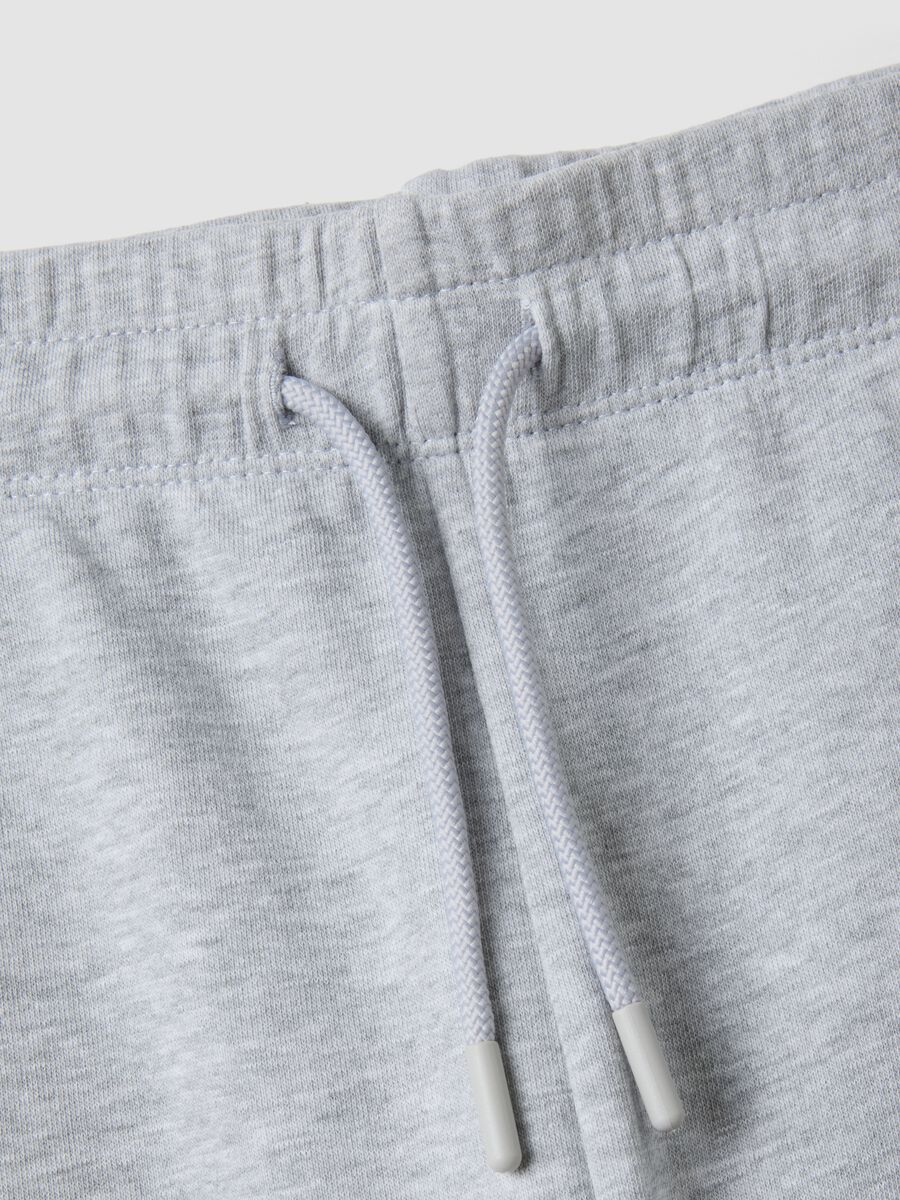 Grey pure cotton joggers with varsity print for boys_5