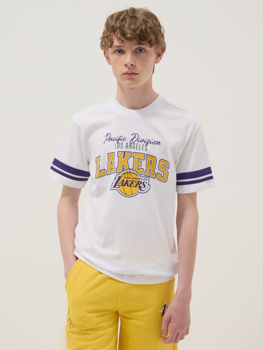 T-shirt in puro cotone bianca da ragazzo relaxed fit con stampe Lakers_0