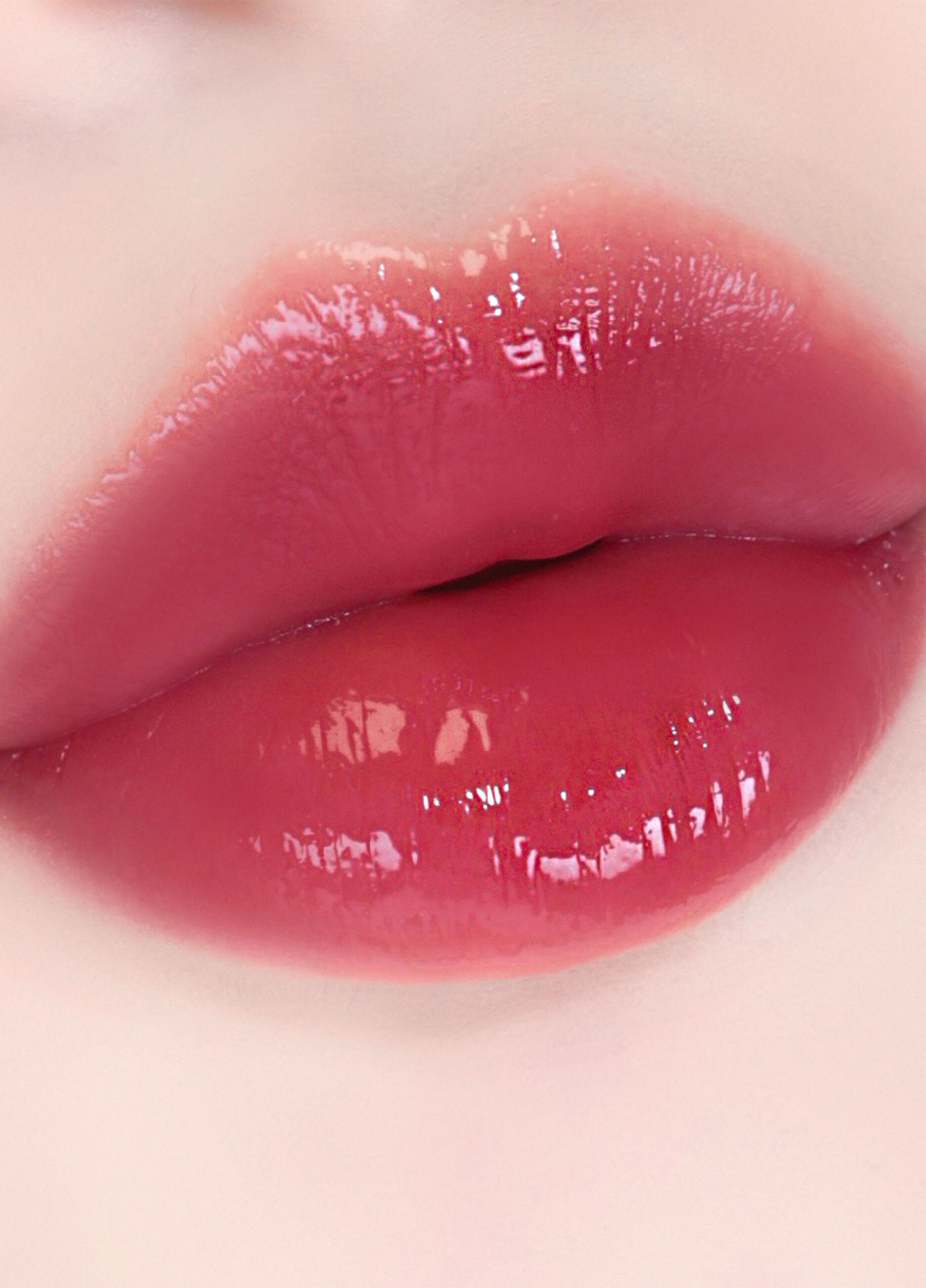Water-based lip tint, provides great radiance with a lightweight long-lasting finish