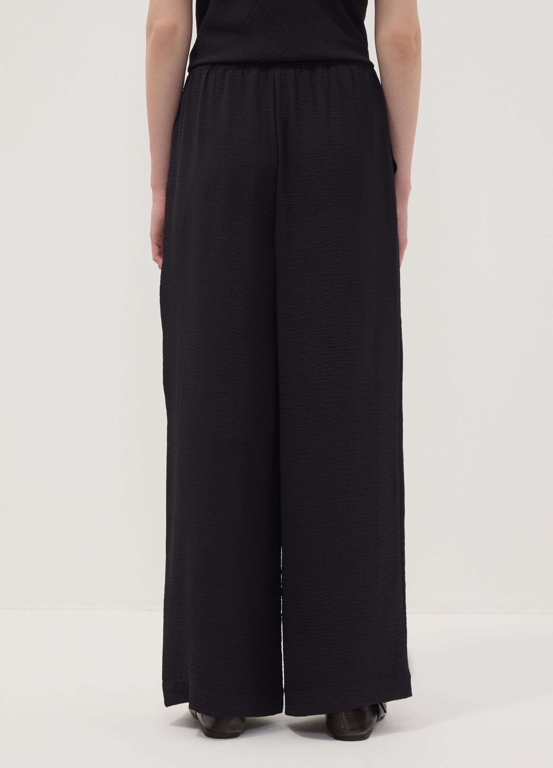 Pantaloni neri wide leg con vita elasticizzata