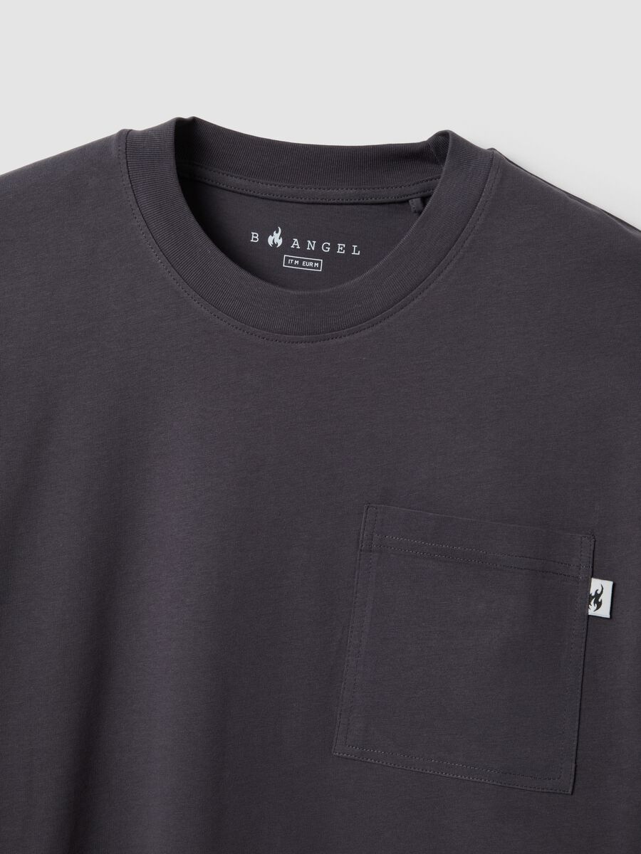 T-shirt grigia in puro cotone con taschino regular fit_5