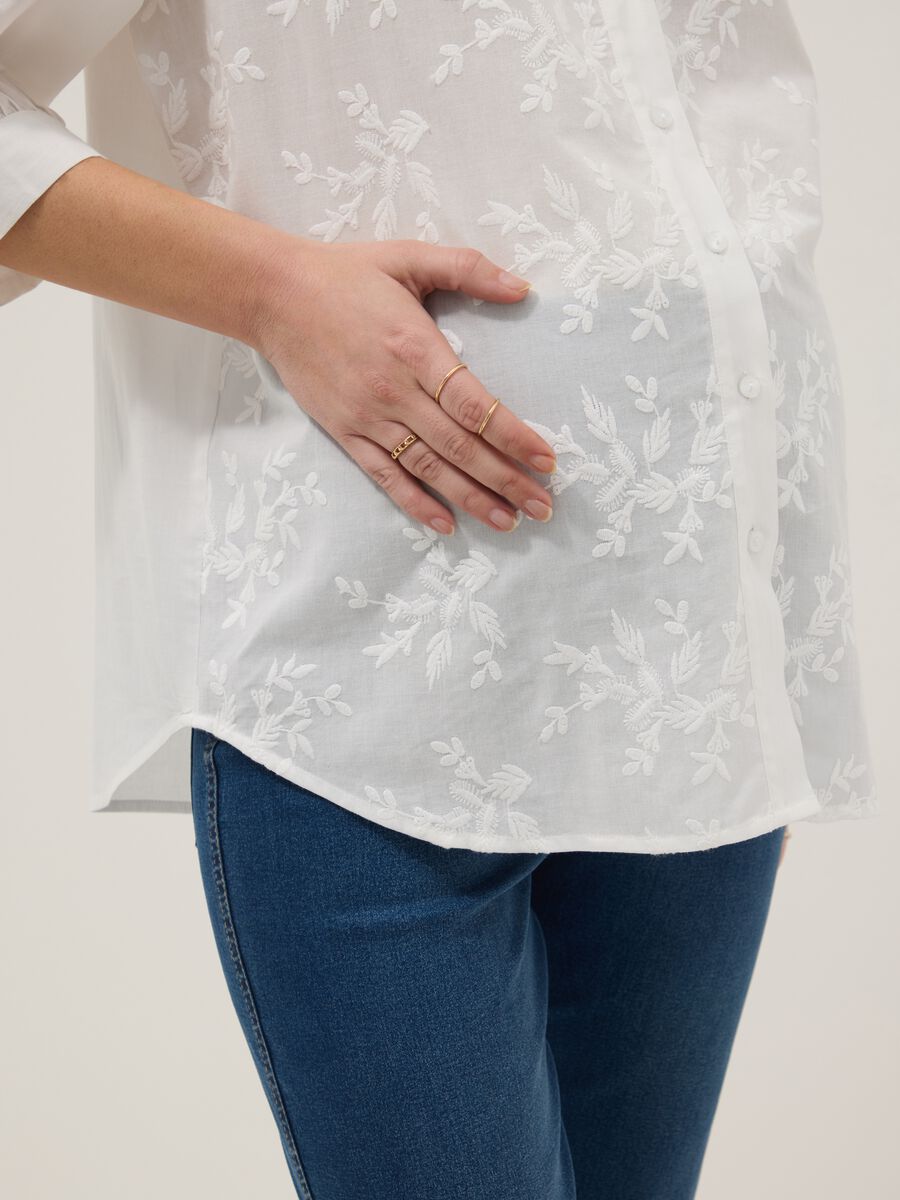 Camicia premaman in puro cotone bianca regular fit con decori floreali_3