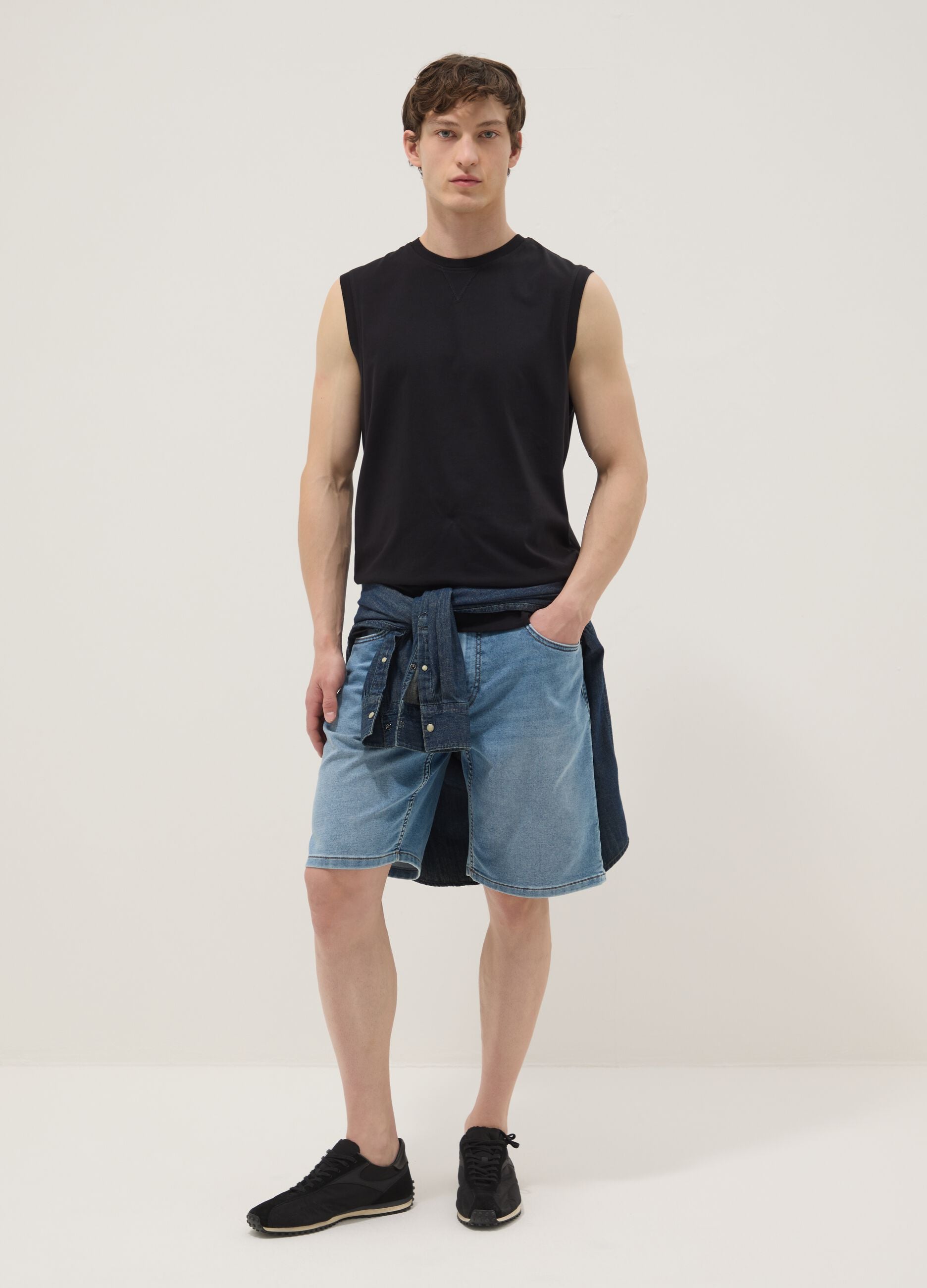 Black crew-neck vest in pure cotton, relaxed fit