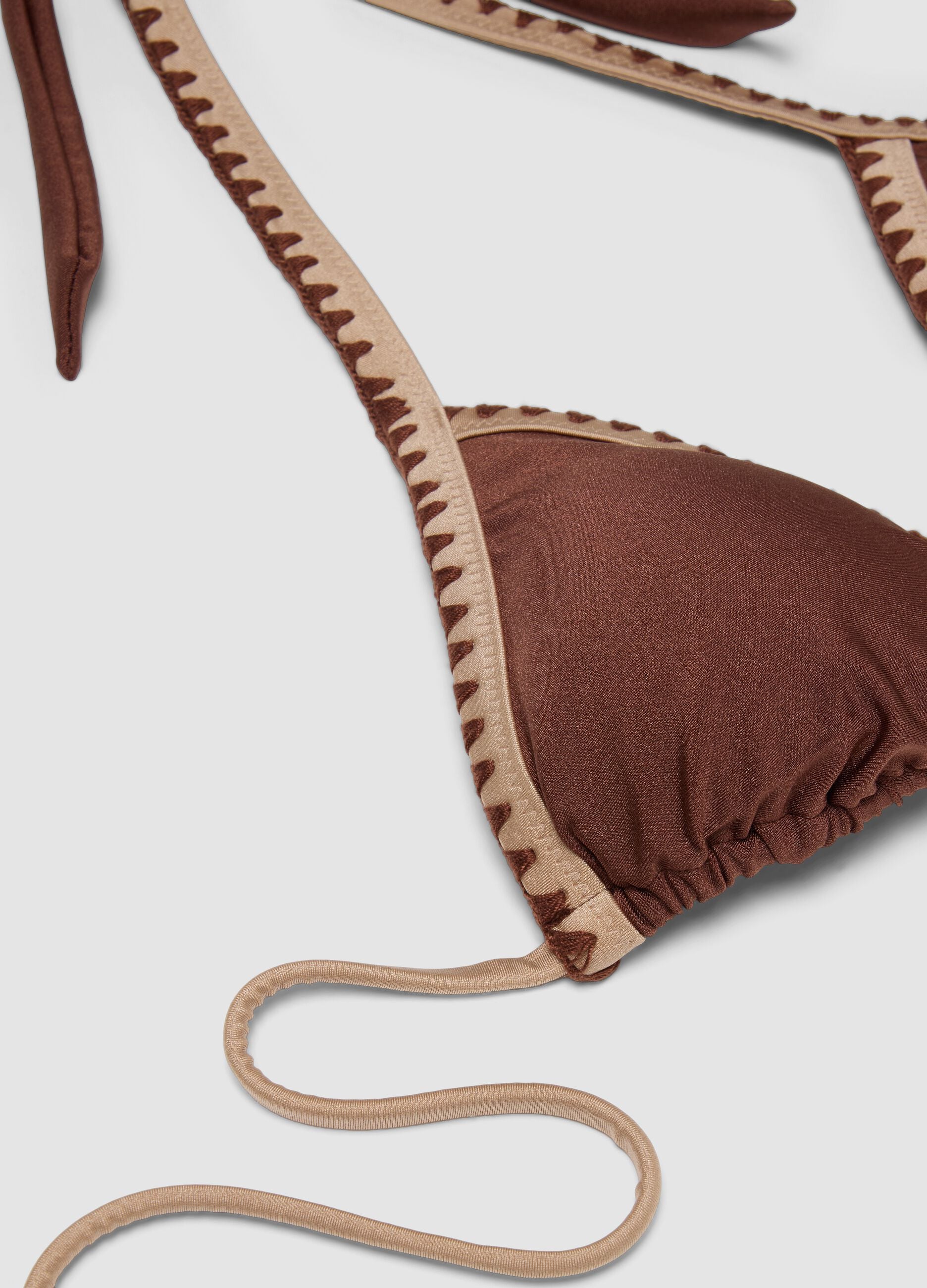 Top bikini a triangolo marrone in tessuto elasticizzato con finitura