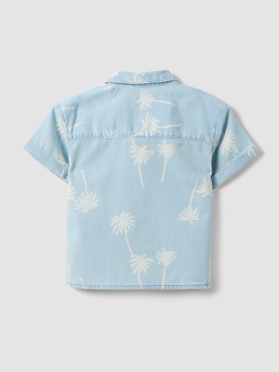 Camicetta in puro cotone denim azzurra da bimbo regular fit con palme_1