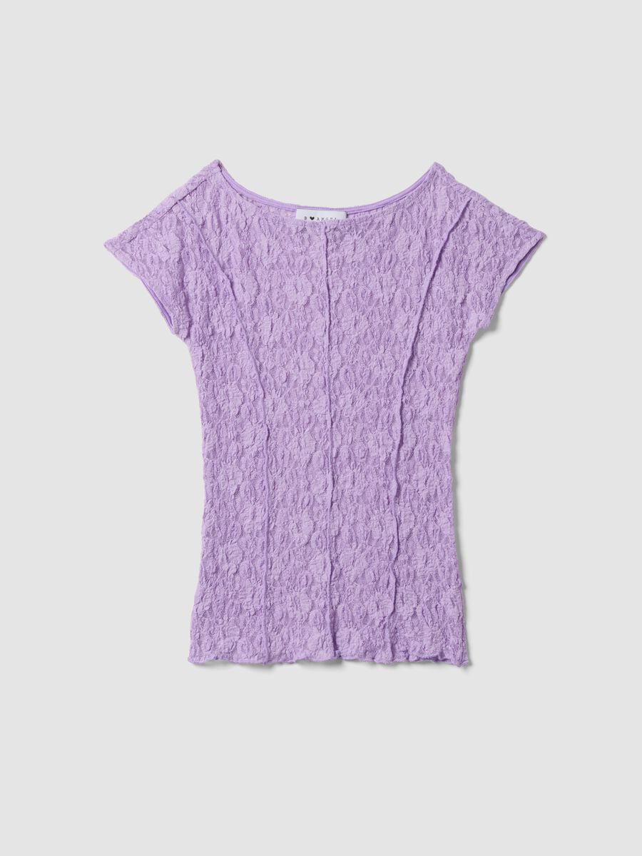 T-shirt viola in tessuto elasticizzato con texture floreale in rilievo_4