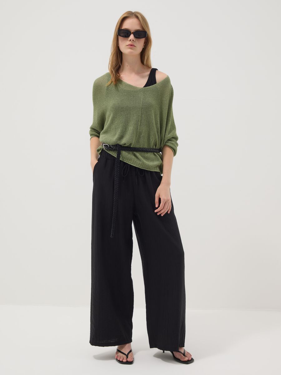 Green V-neck top in viscose and linen blend_2