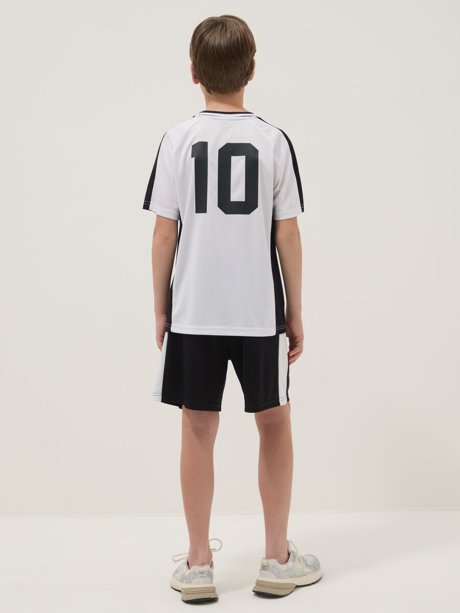 Completo bianco e nero con t-shirt e shorts_1