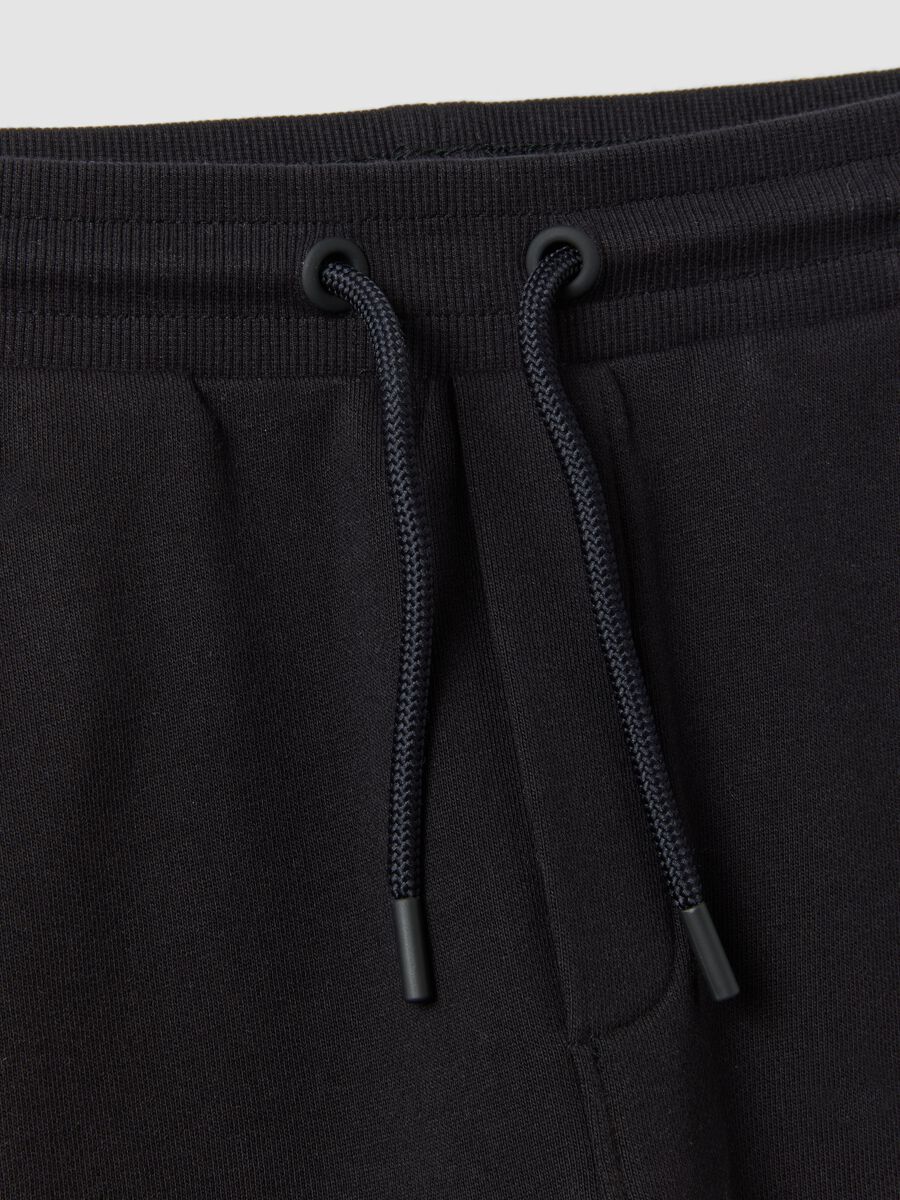 Black organic cotton joggers with a comfort fit for boys_3