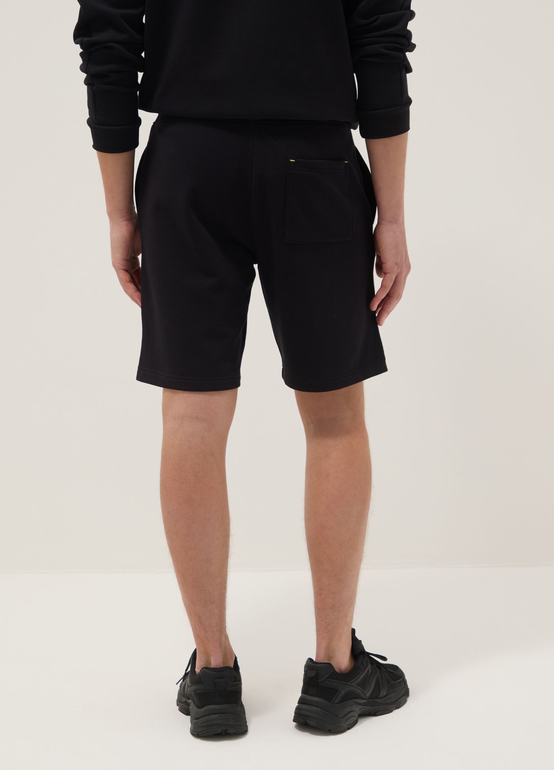 Bermuda neri in misto cotone con vita elasticizzata regular fit