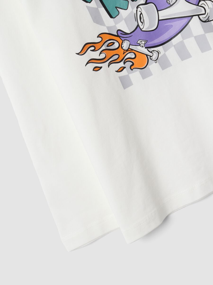 T-shirt bianca in puro cotone a girocollo con stampa skater per bambino_2