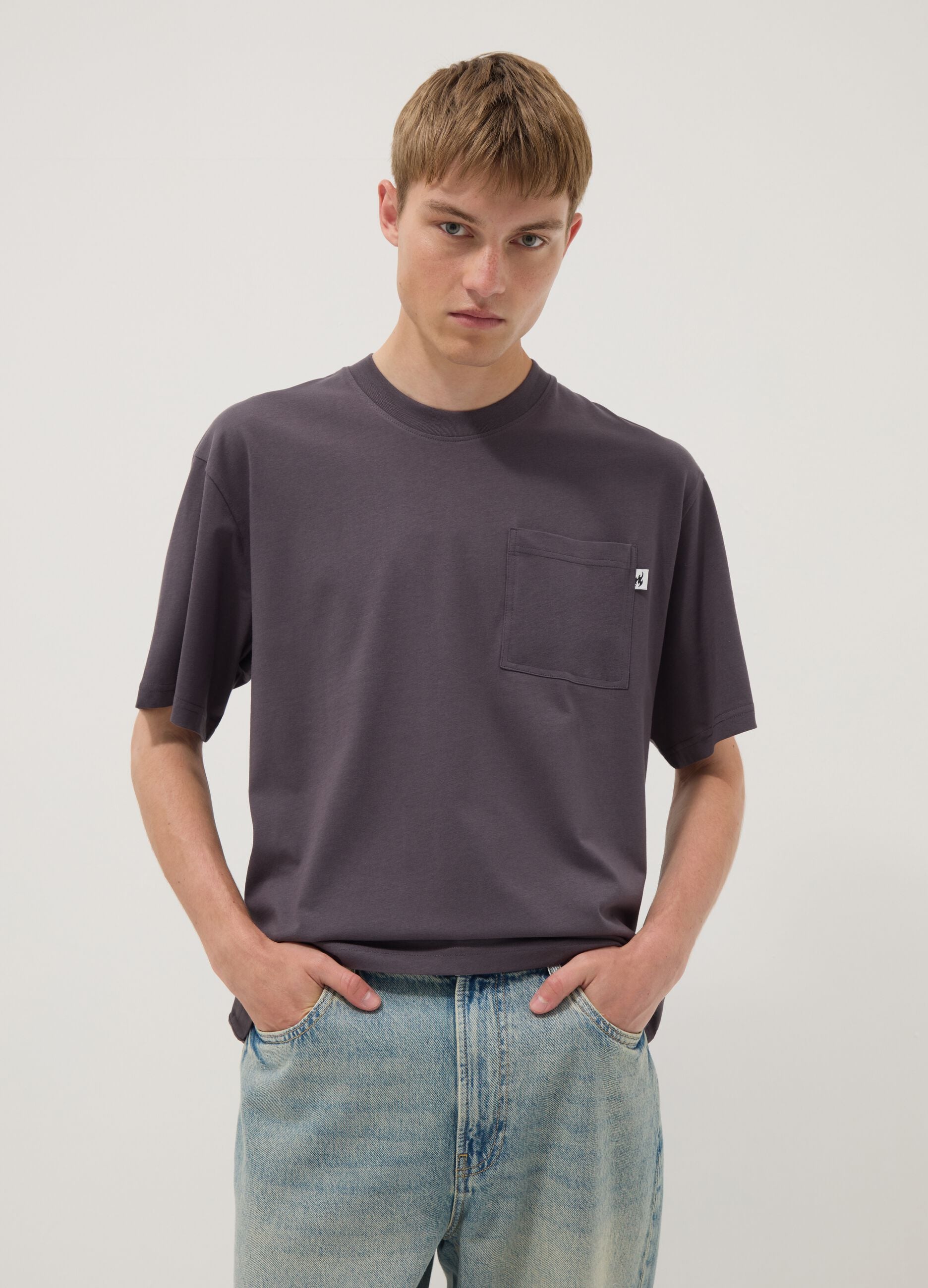 Grey pure cotton T-shirt with chest pocket, regular fit