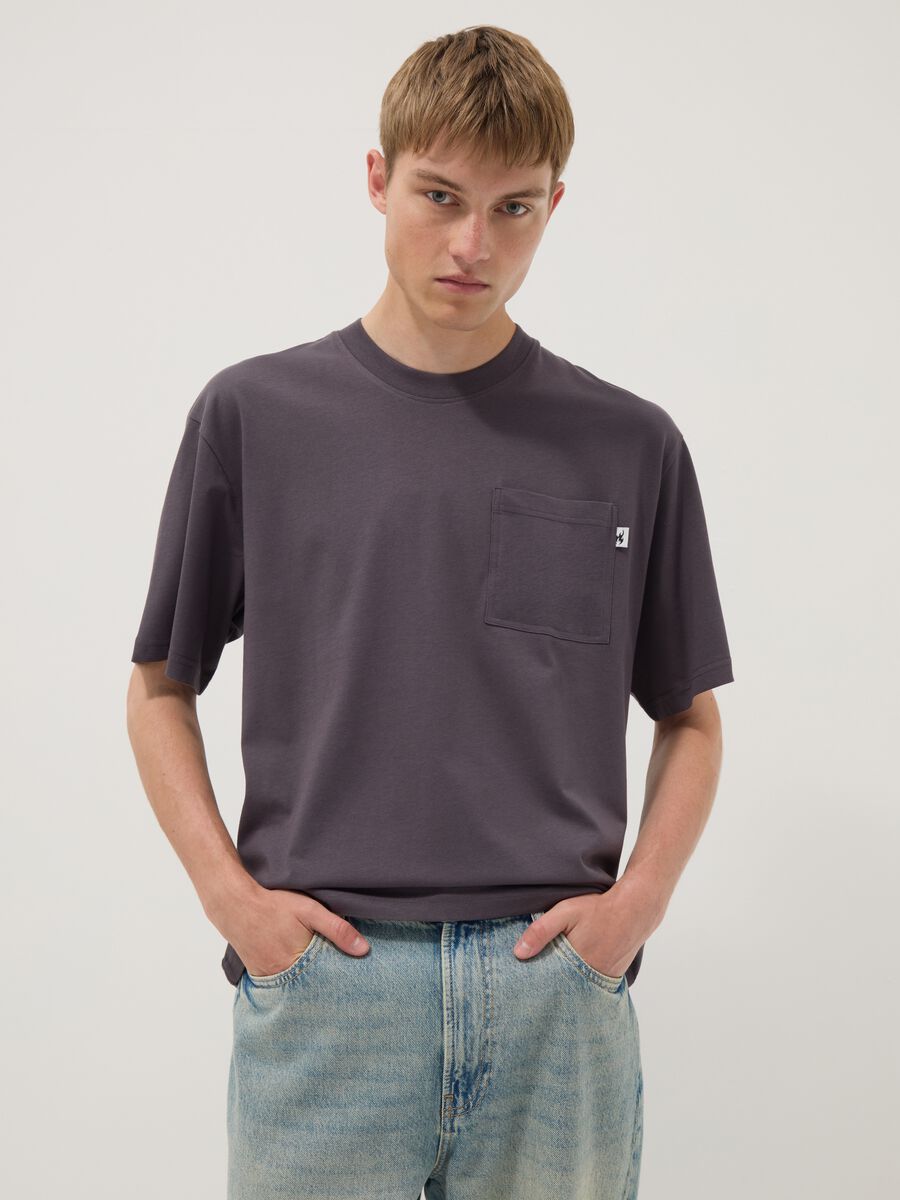 T-shirt grigia in puro cotone con taschino regular fit_0