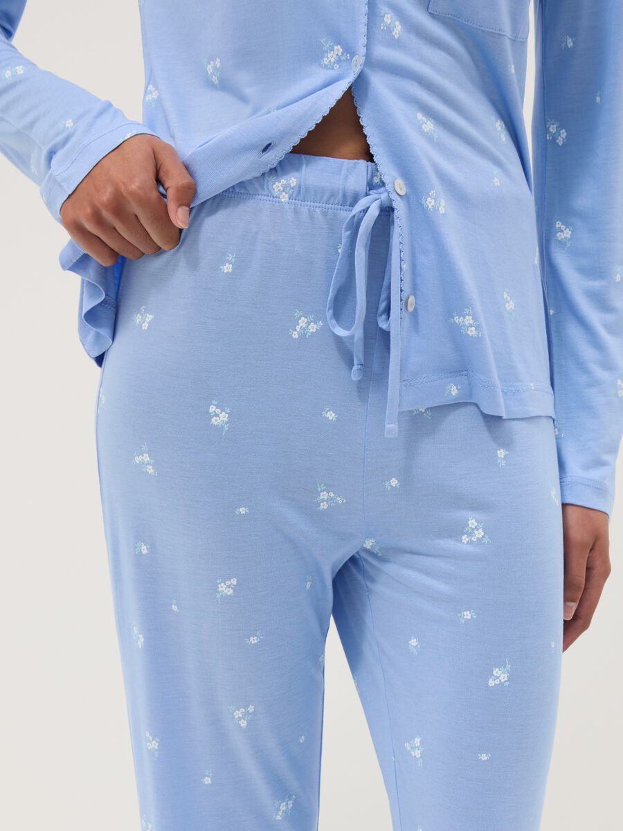 Pigiama in pura viscosa azzurro regular fit con motivo floreale_3