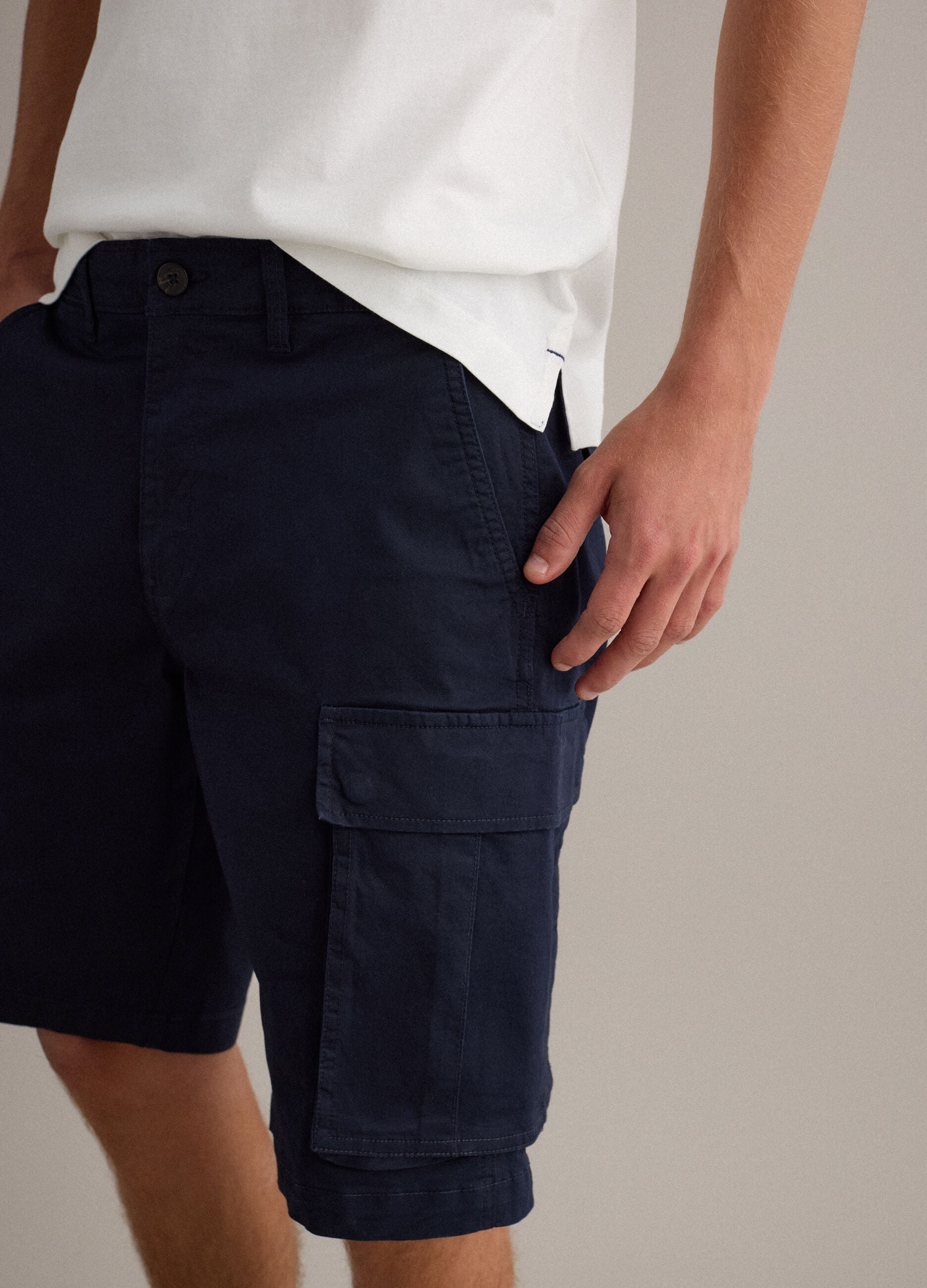 Blue stretch cotton cargo shorts, regular fit