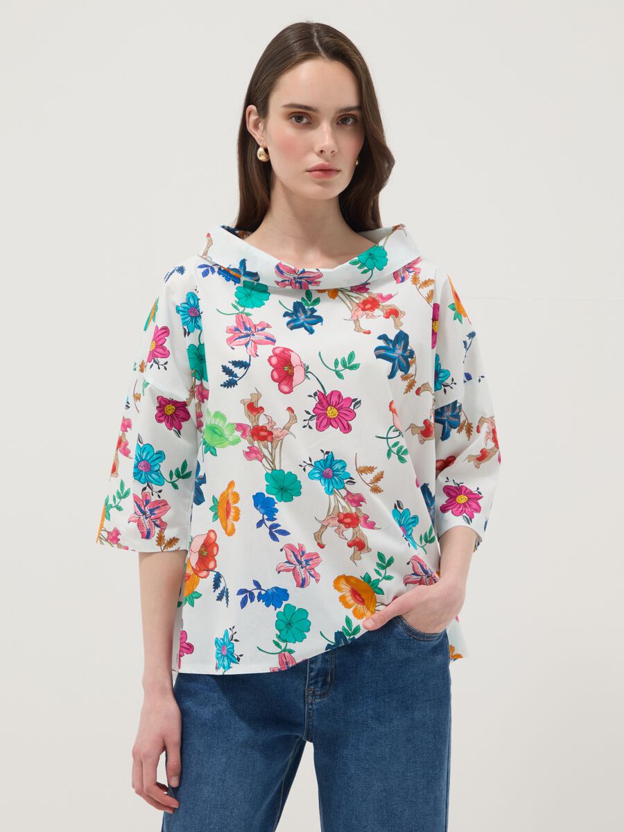 Maglia bianca in cotone elasticizzato a fantasia floreale regular fit_1