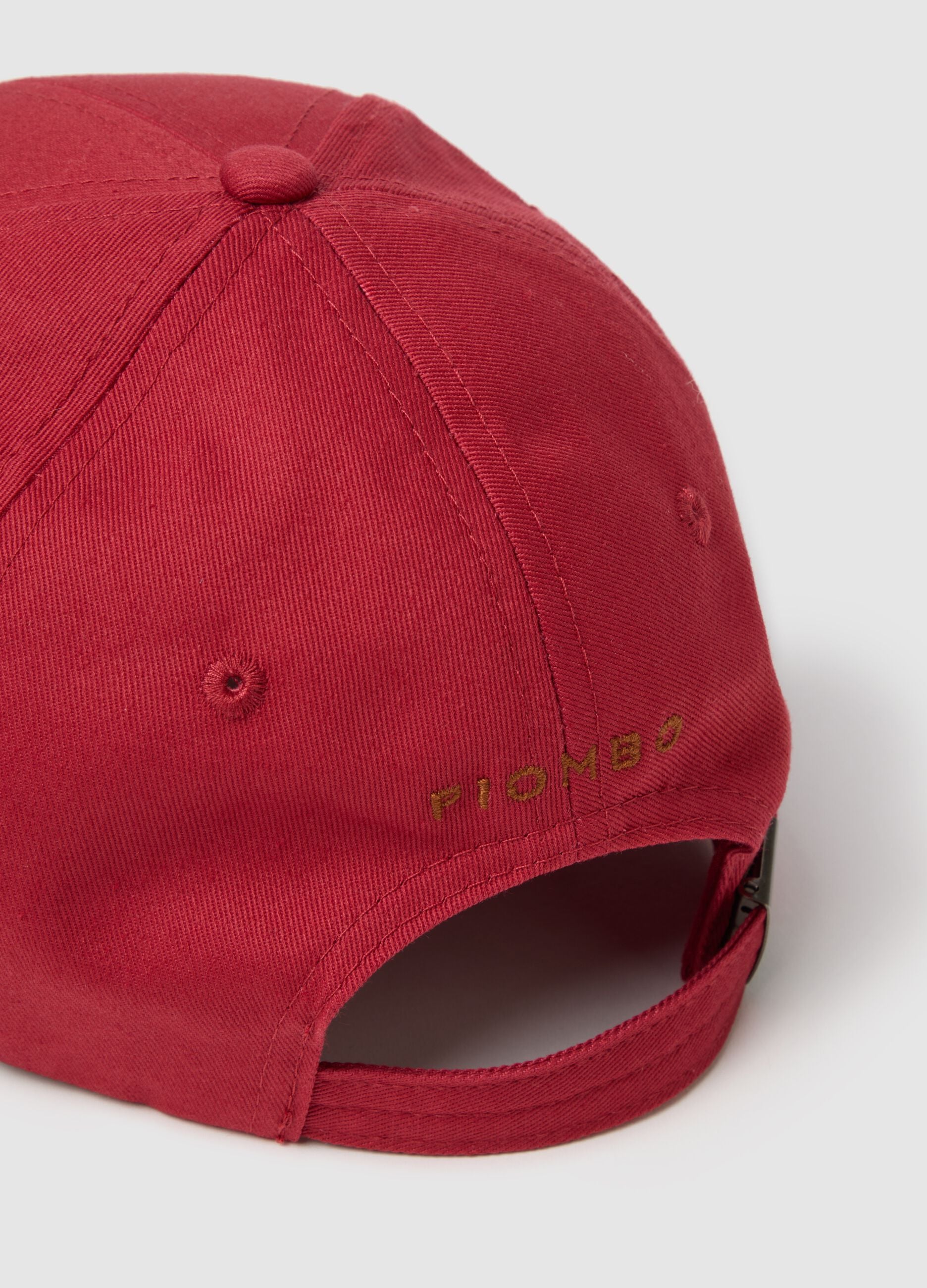 Red pure cotton cap with adjustable visor and embroidered P