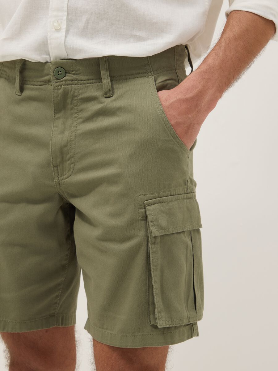 Green regular-fit pure cotton cargo shorts_3