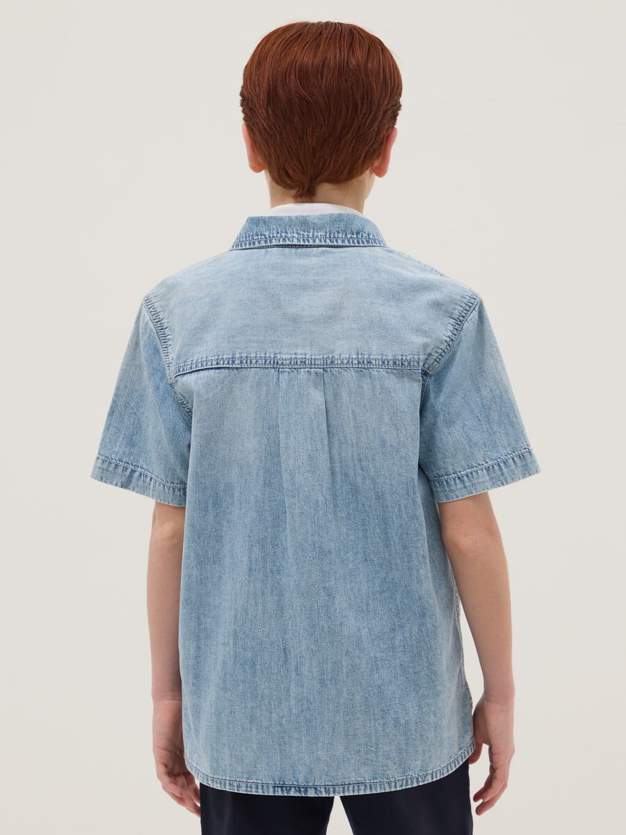 Camicia denim azzurra in puro cotone a maniche corte over fit_1