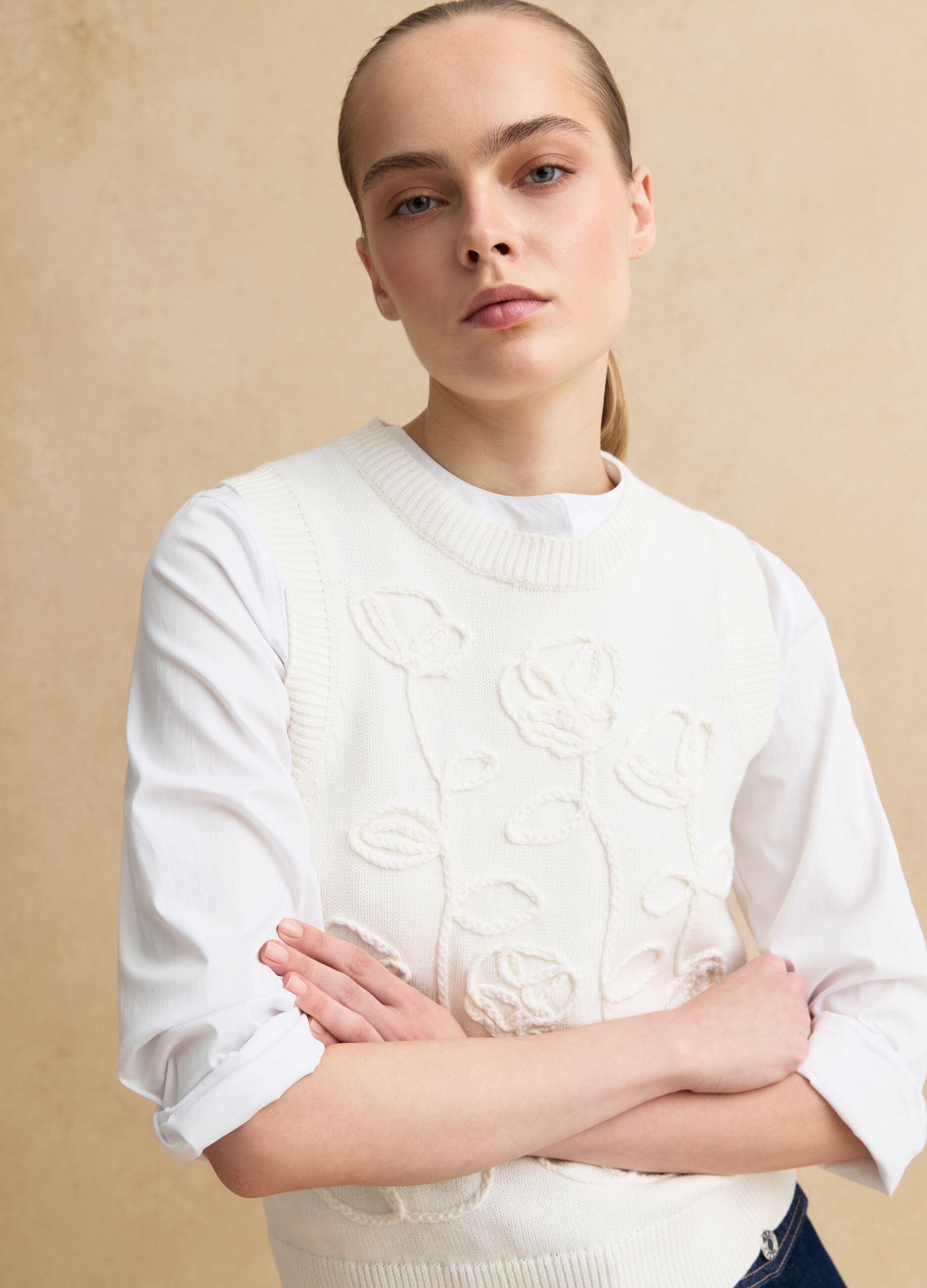 Regular fit pure white cotton gilet with floral design