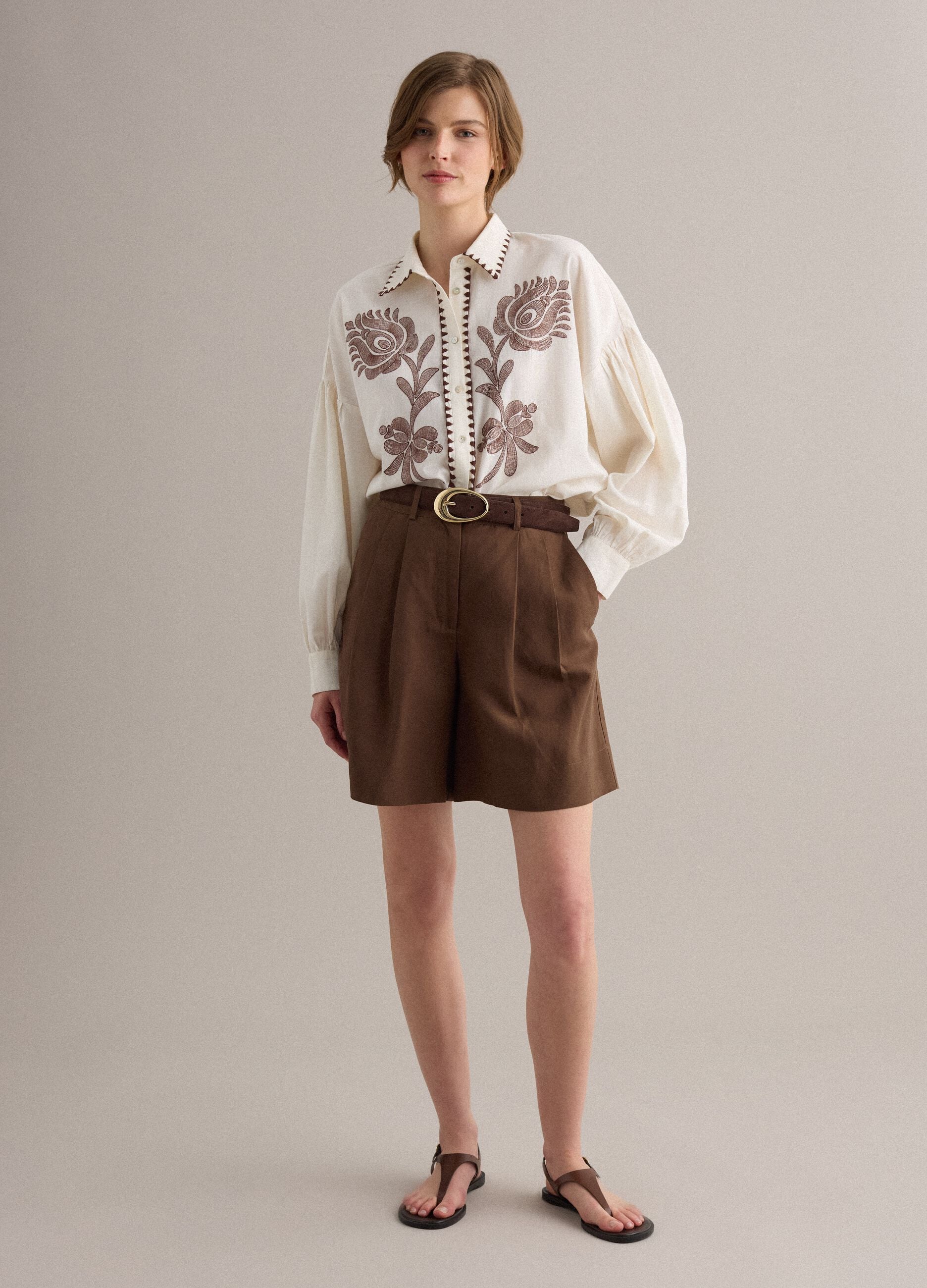White cotton-linen blend shirt with floral embroidery