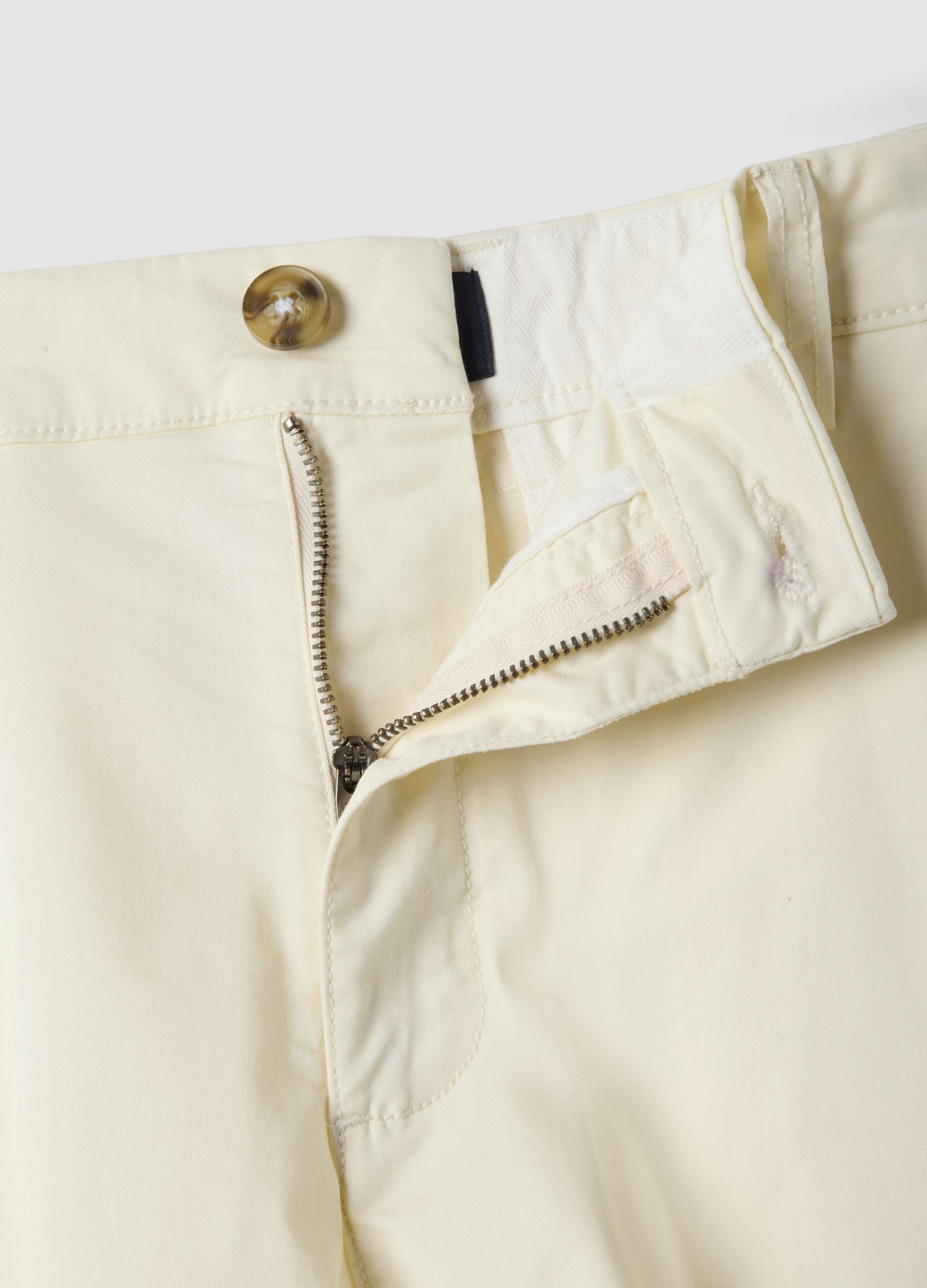 White stretch cotton chino shorts, regular fit