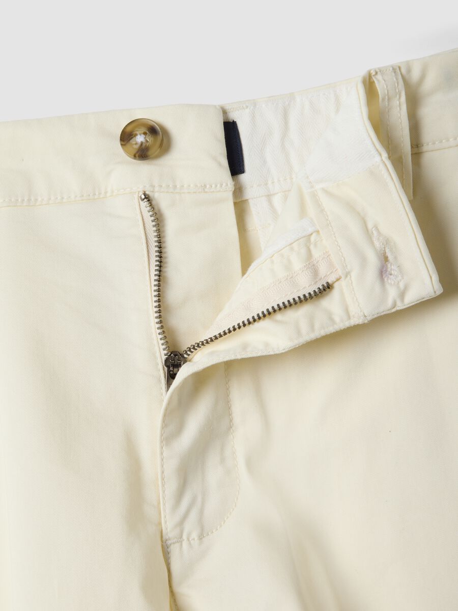 White stretch cotton chino shorts, regular fit_5