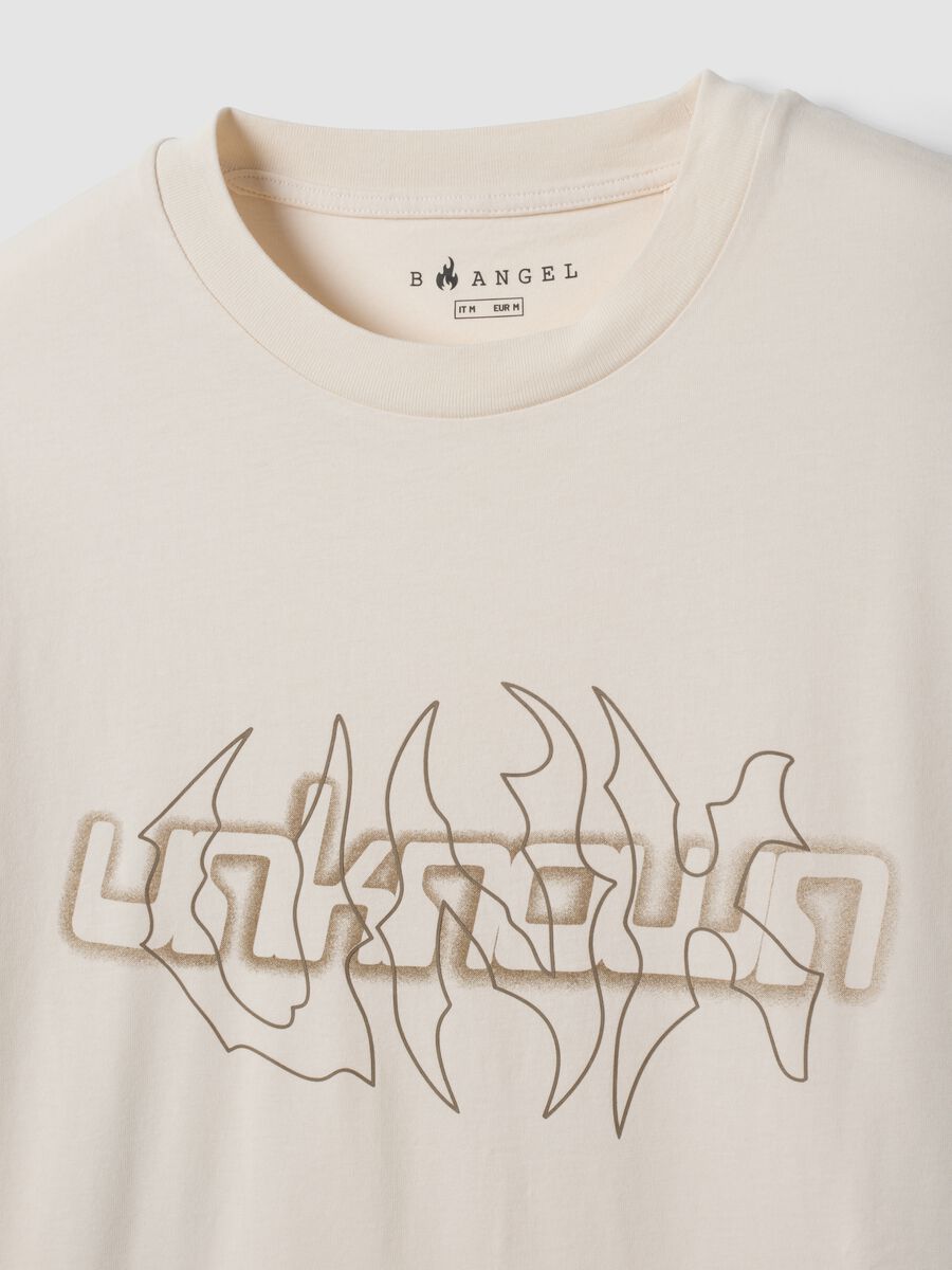 T-shirt beige in puro cotone con stampa frontale regular fit_5